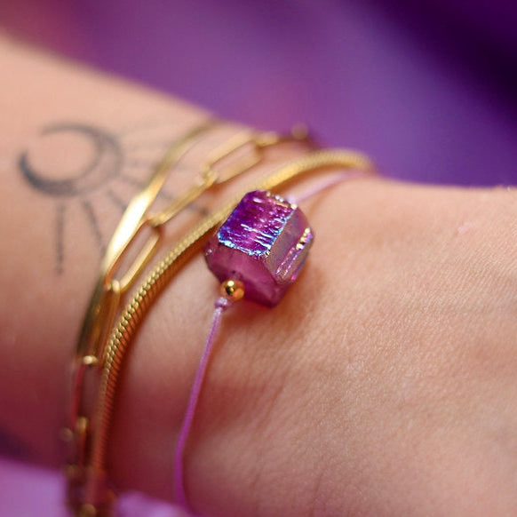 Armband ‘Aura’ van Uchu Reminders – verstelbare edelsteenarmband met natuurlijke aura kwarts voor bescherming, positiviteit en innerlijk licht.