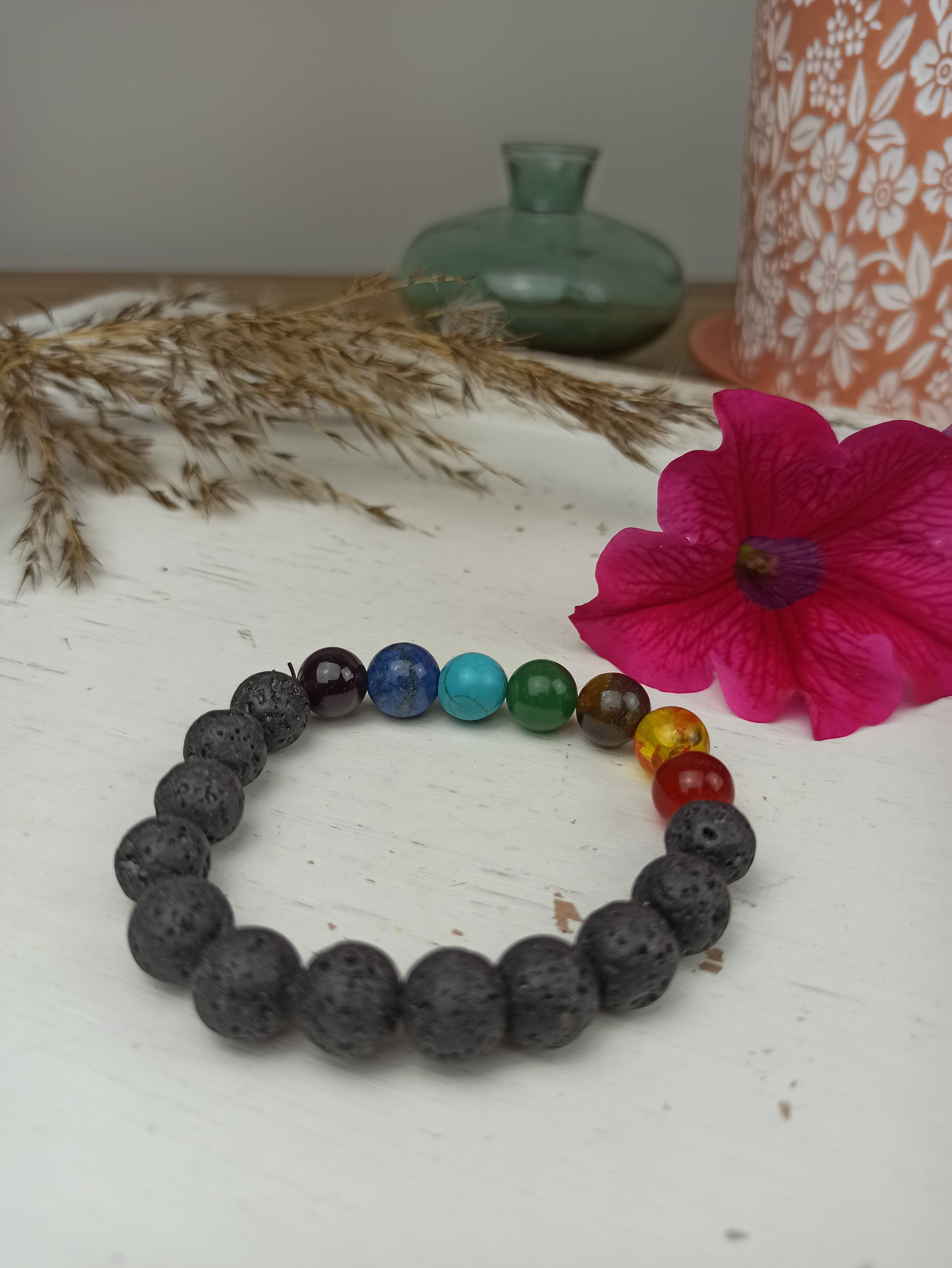 Lavasteen armband met chakrasteentjes | Marga Jacobs