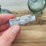Chalcedoon met apofyliet calciet (ruw) | Marga Jacobs