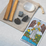 Spirituele set met tarotkaart, kristallen, seleniet en palo santo op linnen zakje – symbool voor de online tarot jaarlegging 2026 van Marga Jacobs