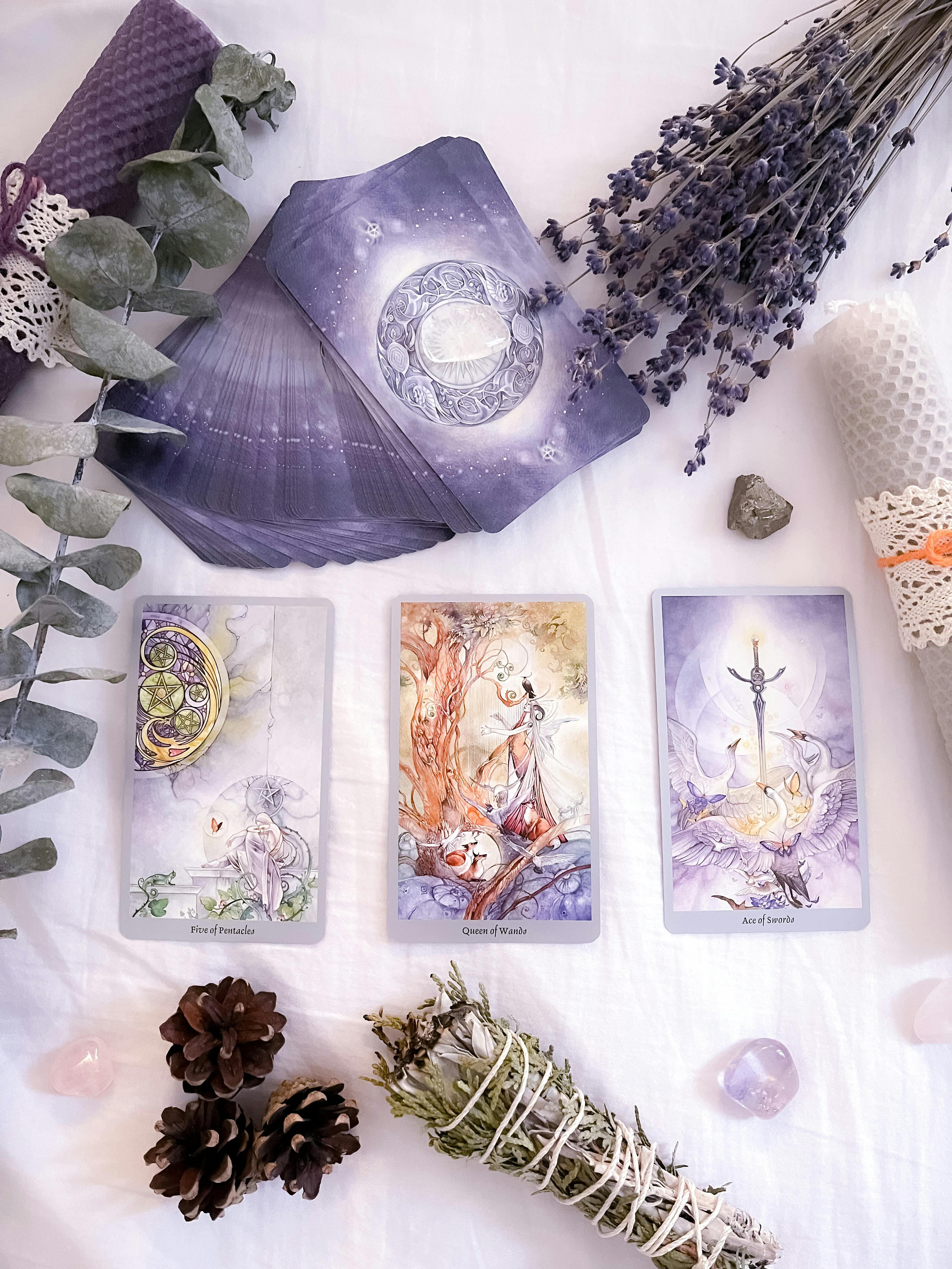 Tarotkaarten, lavendel en kristallen voor rituelen en spirituele inzichten in Lommel