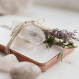 Tarotmail en kristaladvies – intuïtieve tarotkaartlegging met kristalboodschap, edelstenen en lavendel, online begeleiding voor helderheid en inzichten