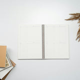 Open notitieboek met ruimte voor nieuwe plannen en inzichten, symbool voor persoonlijke groei en het Coaching Traject.