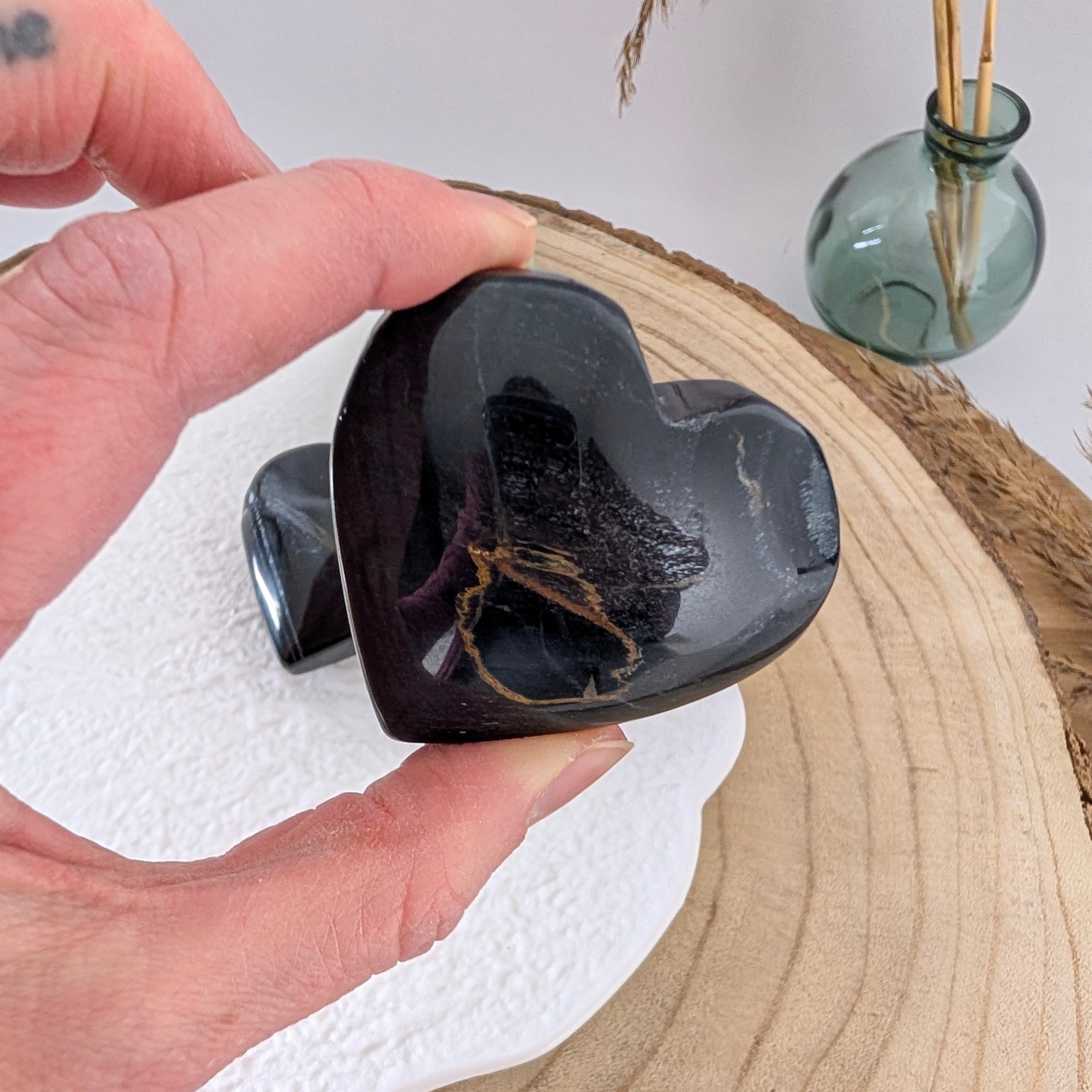 Blauwe tijgeroog hart van ongeveer 100 gram met natuurlijke goudbruine insluitsels.