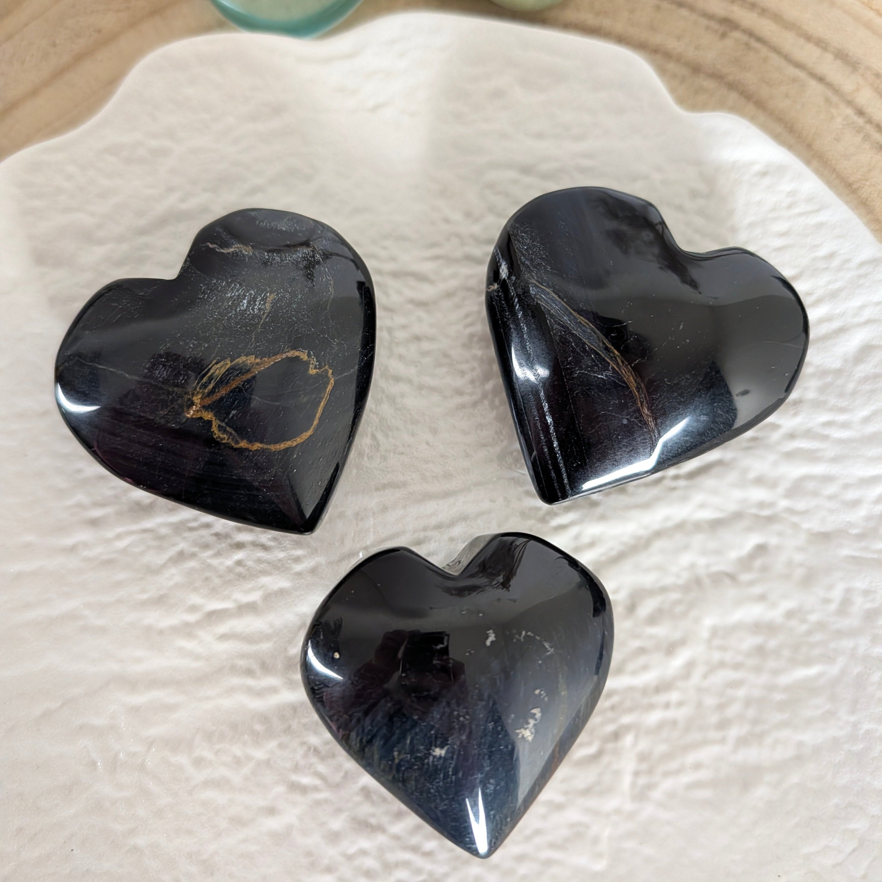 Blauwe tijgeroog harten van ongeveer 100 gram met natuurlijke goudbruine insluitsels.