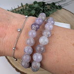 Druiventros agaat armband met 8 mm kralen in zachte lila tinten gedragen rond de pols