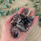 Verzameling Garden Quartz vrije vormen in de hand