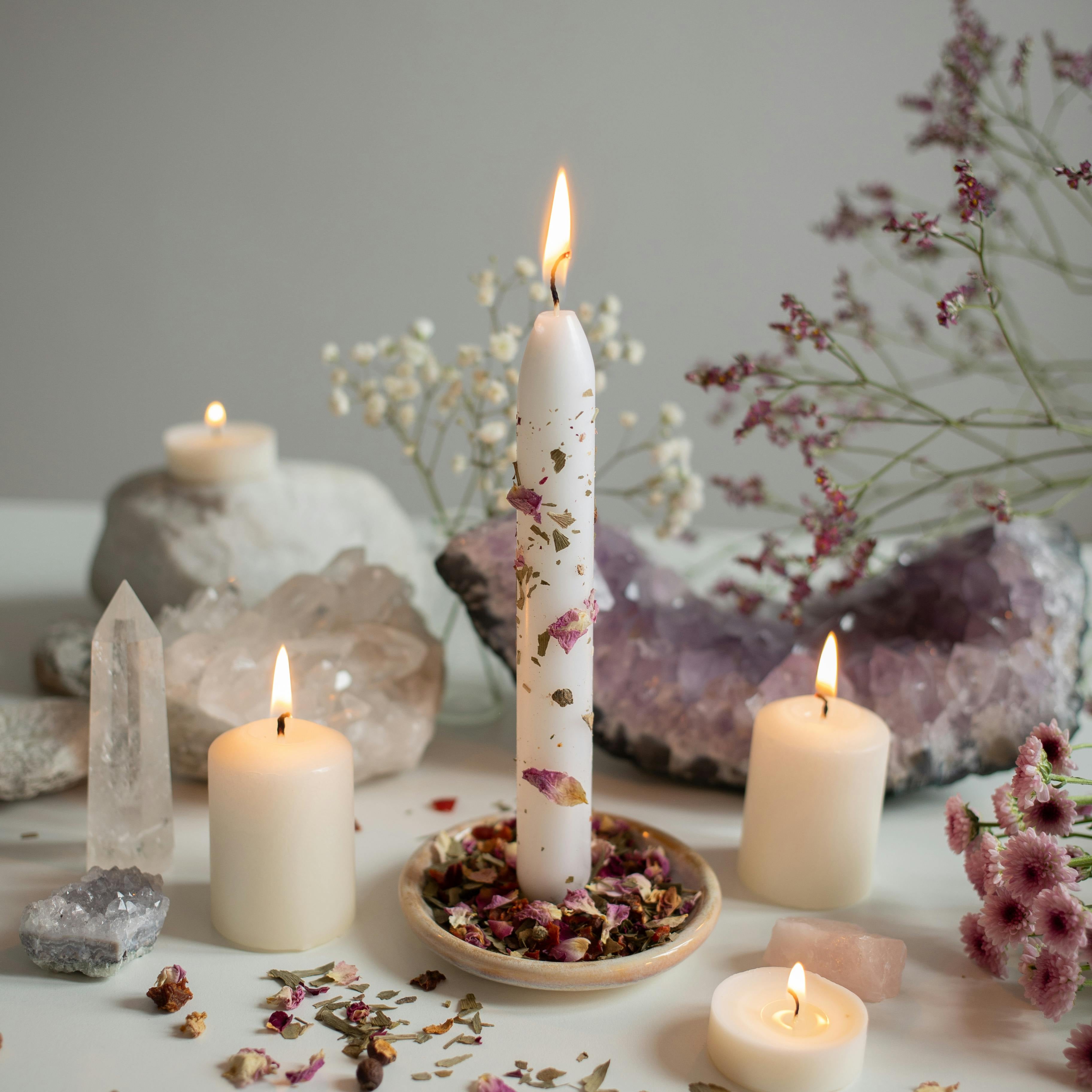 Rustgevende kaarsen, kristallen en bloemen voor healing en ontspanning in Lommel