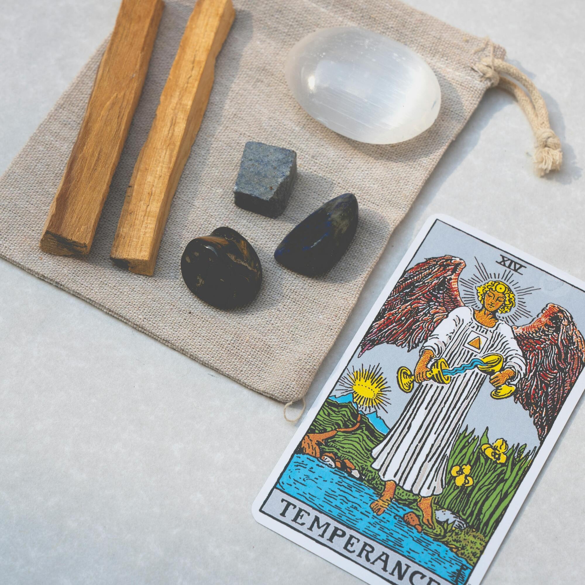 Spirituele set met tarotkaart, kristallen, seleniet en palo santo op linnen zakje – symbool voor de online tarot jaarlegging 2026 van Marga Jacobs
