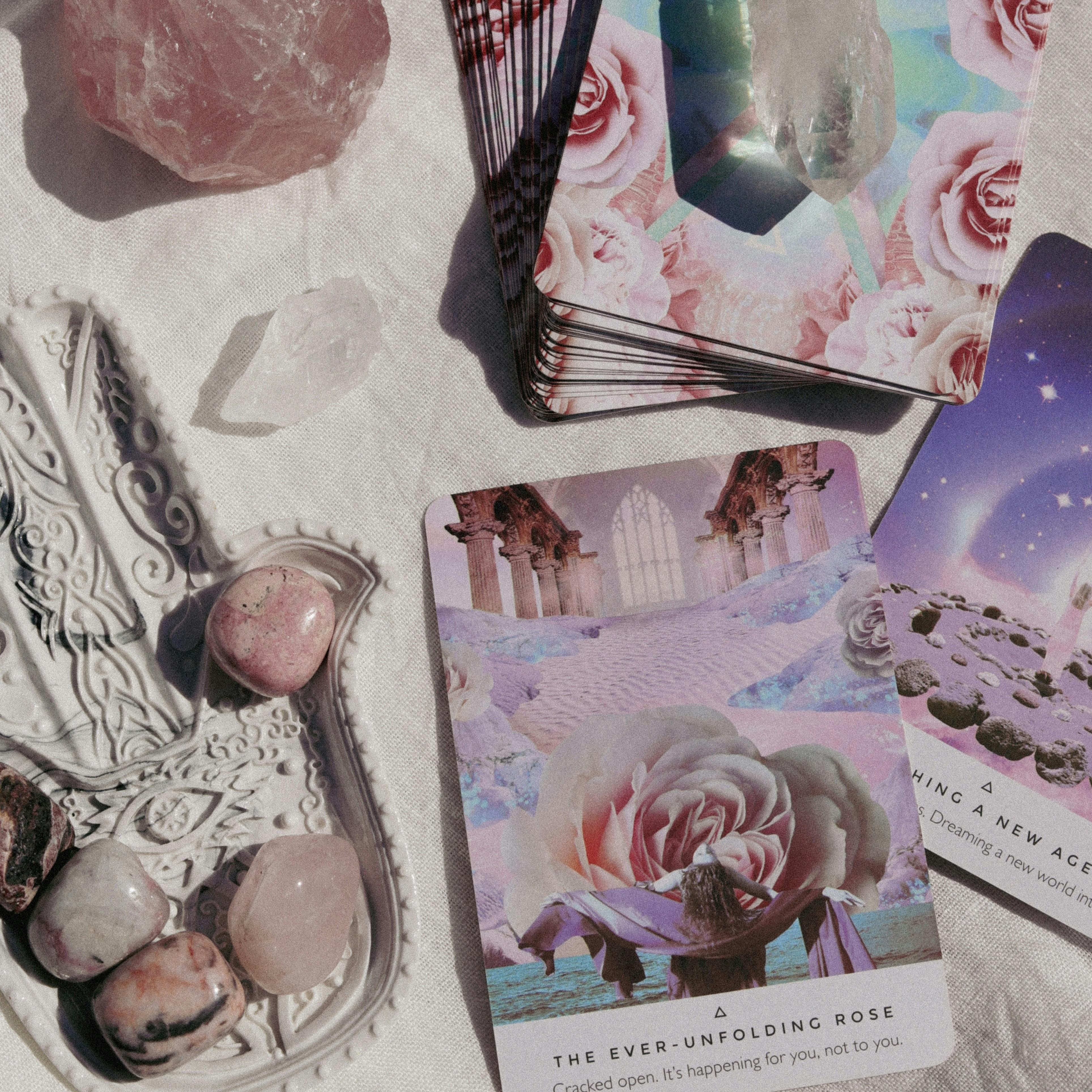 Set tarotkaarten met kristallen en edelstenen op een lichte linnen ondergrond, klaar voor een intuïtieve tarot- en inzichtsessie.