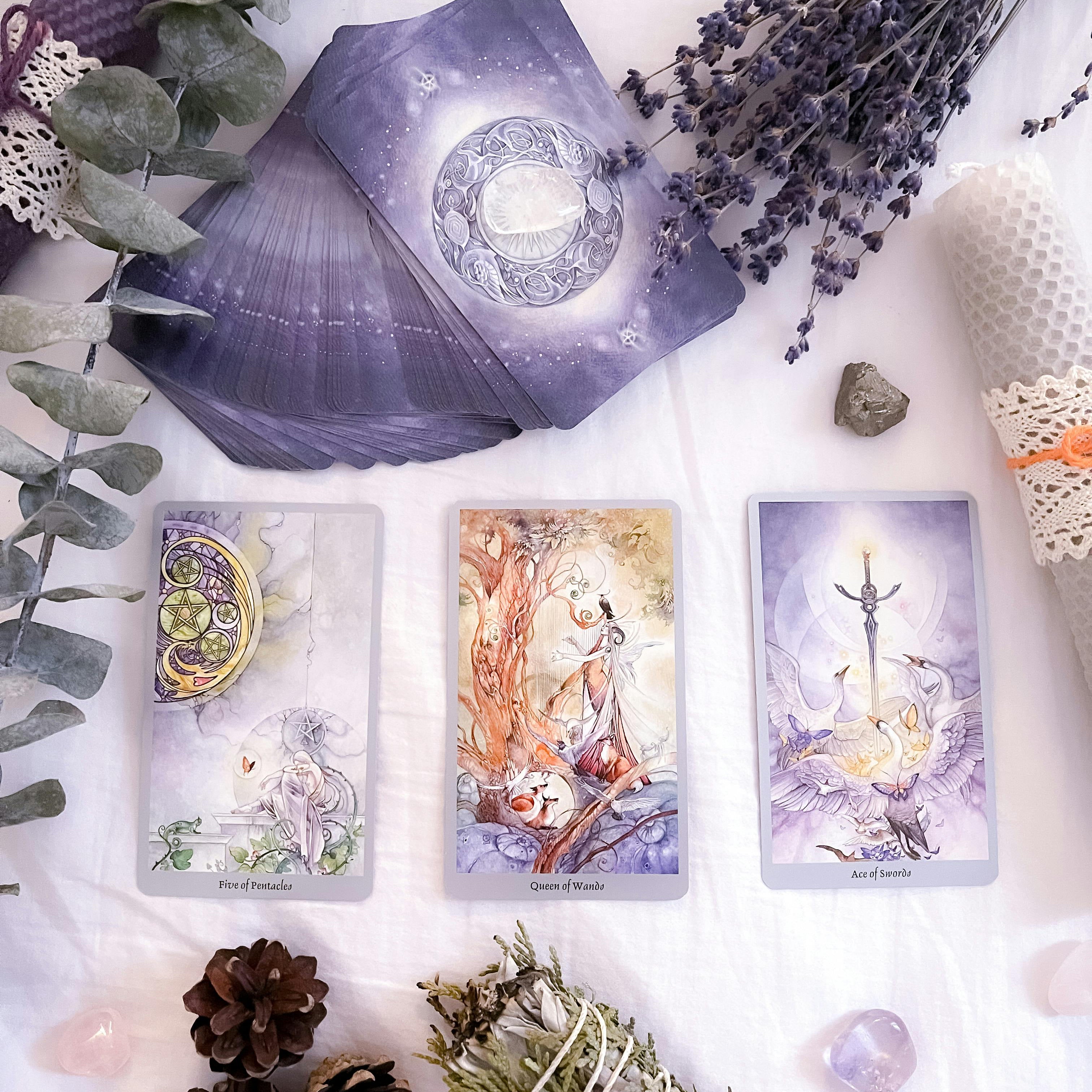 Tarotkaarten, lavendel en kristallen voor rituelen en spirituele inzichten in Lommel