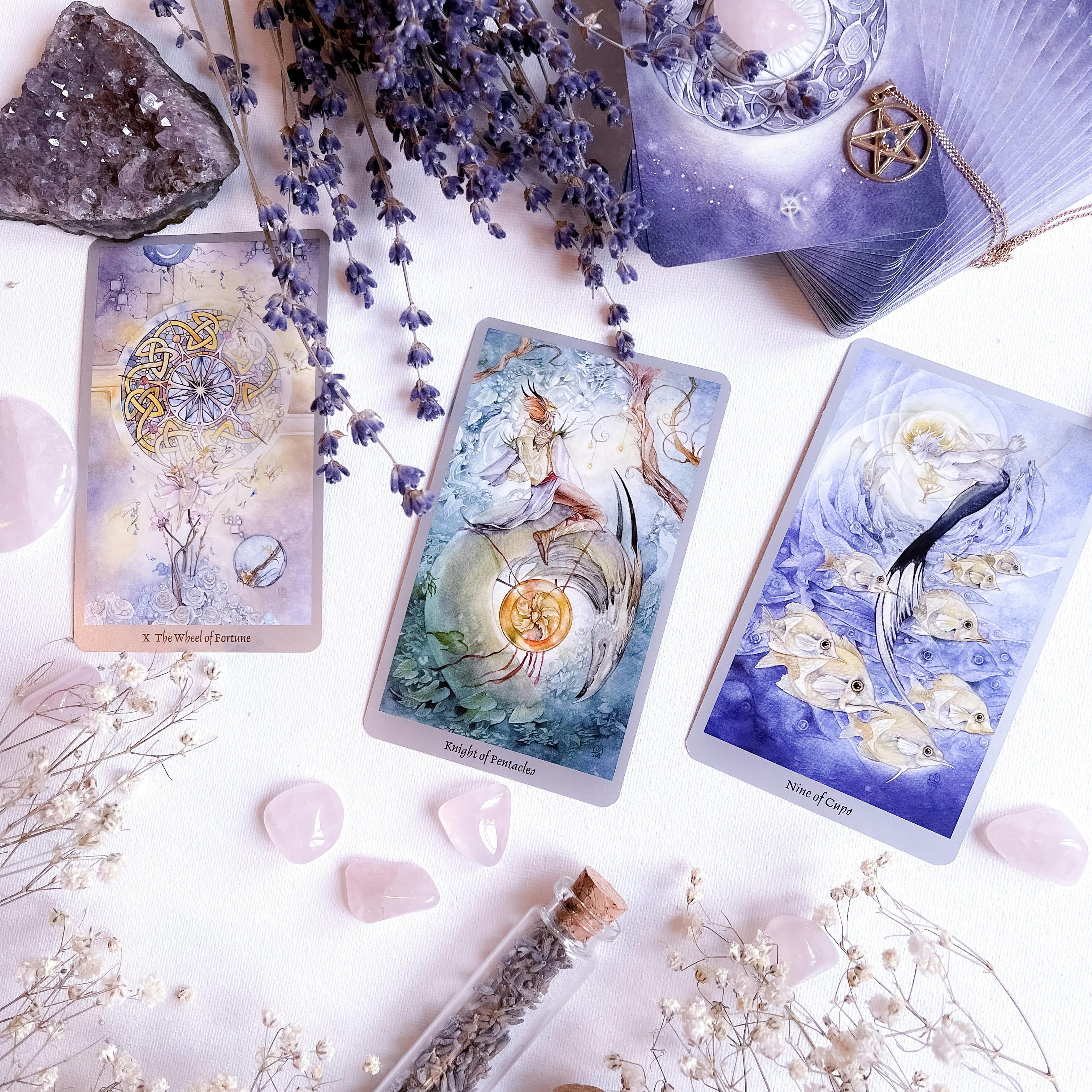 Tarot en kristalhealing sessie met lavendel, edelstenen en orakelkaarten – spirituele inzichten, energieherstel en intuïtieve begeleiding voor persoonlijke groei.