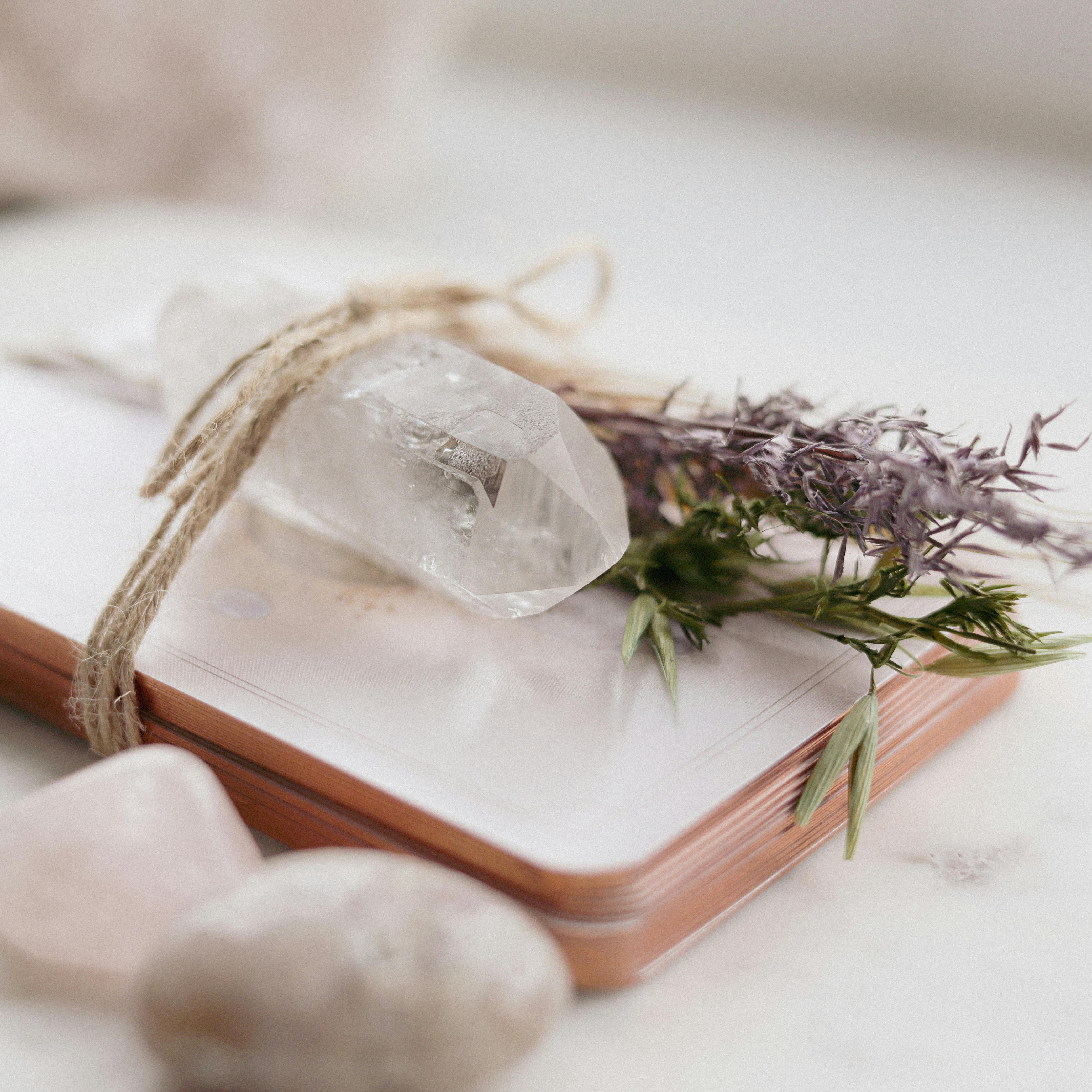 Tarotmail en kristaladvies – intuïtieve tarotkaartlegging met kristalboodschap, edelstenen en lavendel, online begeleiding voor helderheid en inzichten