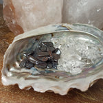 Abalone schelp met op - en ontlaadset – curated crystal by Marga Jacobs | rust, symboliek en intuïtieve zelfzorg