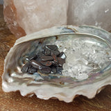 Abalone schelp met op - en ontlaadset – curated crystal by Marga Jacobs | rust, symboliek en intuïtieve zelfzorg