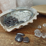 Abalone schelp met op - en ontlaadset – curated crystal by Marga Jacobs | rust, symboliek en intuïtieve zelfzorg