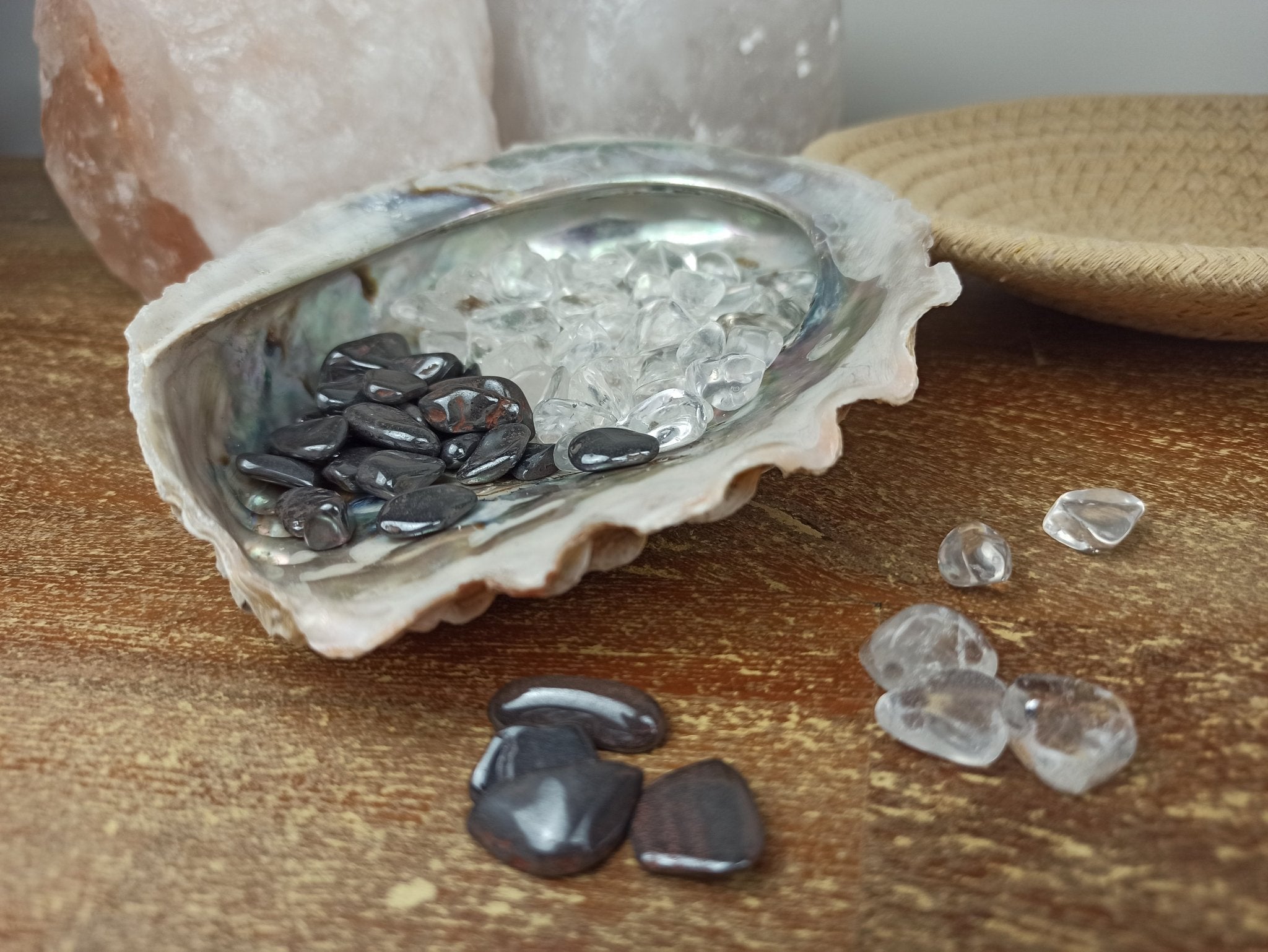 Abalone schelp met op - en ontlaadset – curated crystal by Marga Jacobs | rust, symboliek en intuïtieve zelfzorg