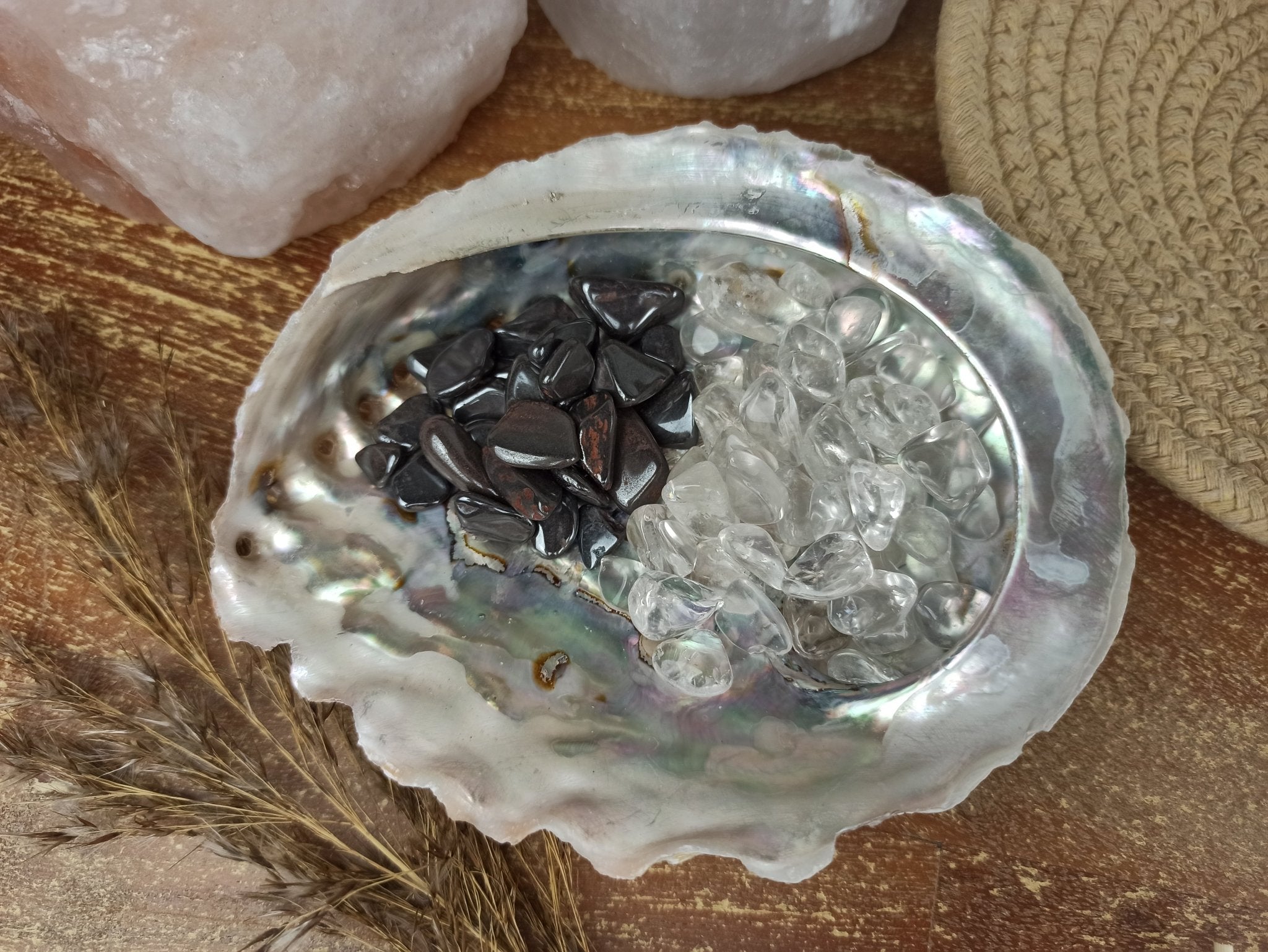 Abalone schelp met op - en ontlaadset – curated crystal by Marga Jacobs | rust, symboliek en intuïtieve zelfzorg