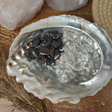 Abalone schelp met op - en ontlaadset – curated crystal by Marga Jacobs | rust, symboliek en intuïtieve zelfzorg