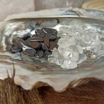 Abalone schelp met op - en ontlaadset – curated crystal by Marga Jacobs | rust, symboliek en intuïtieve zelfzorg