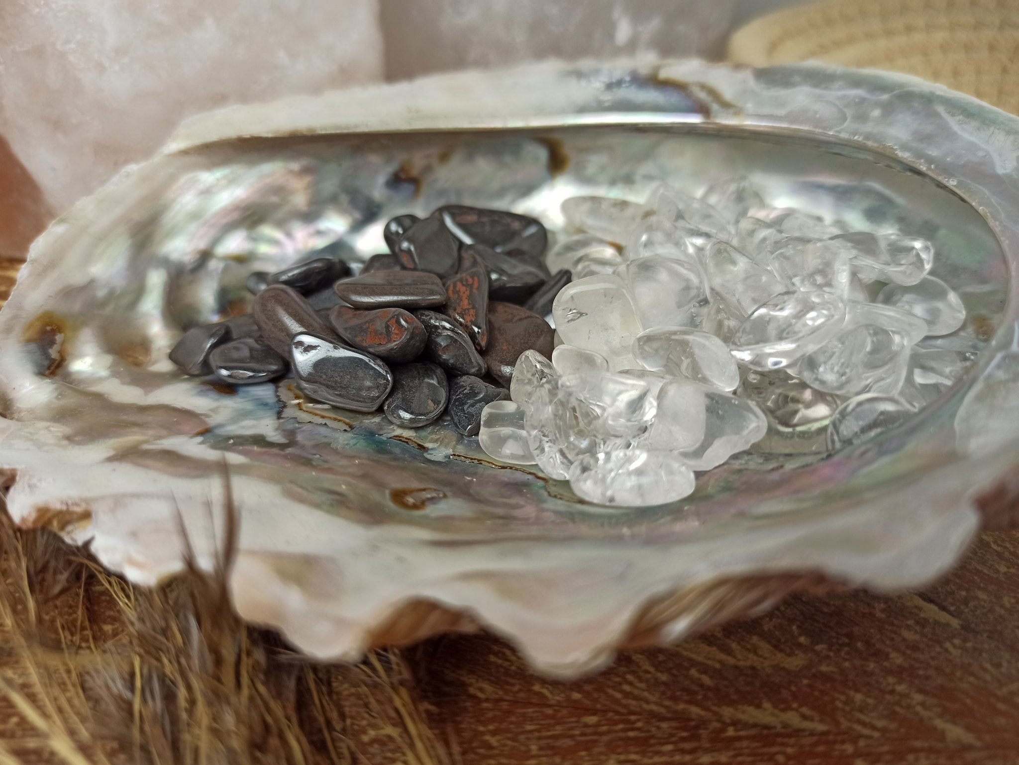 Abalone schelp met op - en ontlaadset – curated crystal by Marga Jacobs | rust, symboliek en intuïtieve zelfzorg