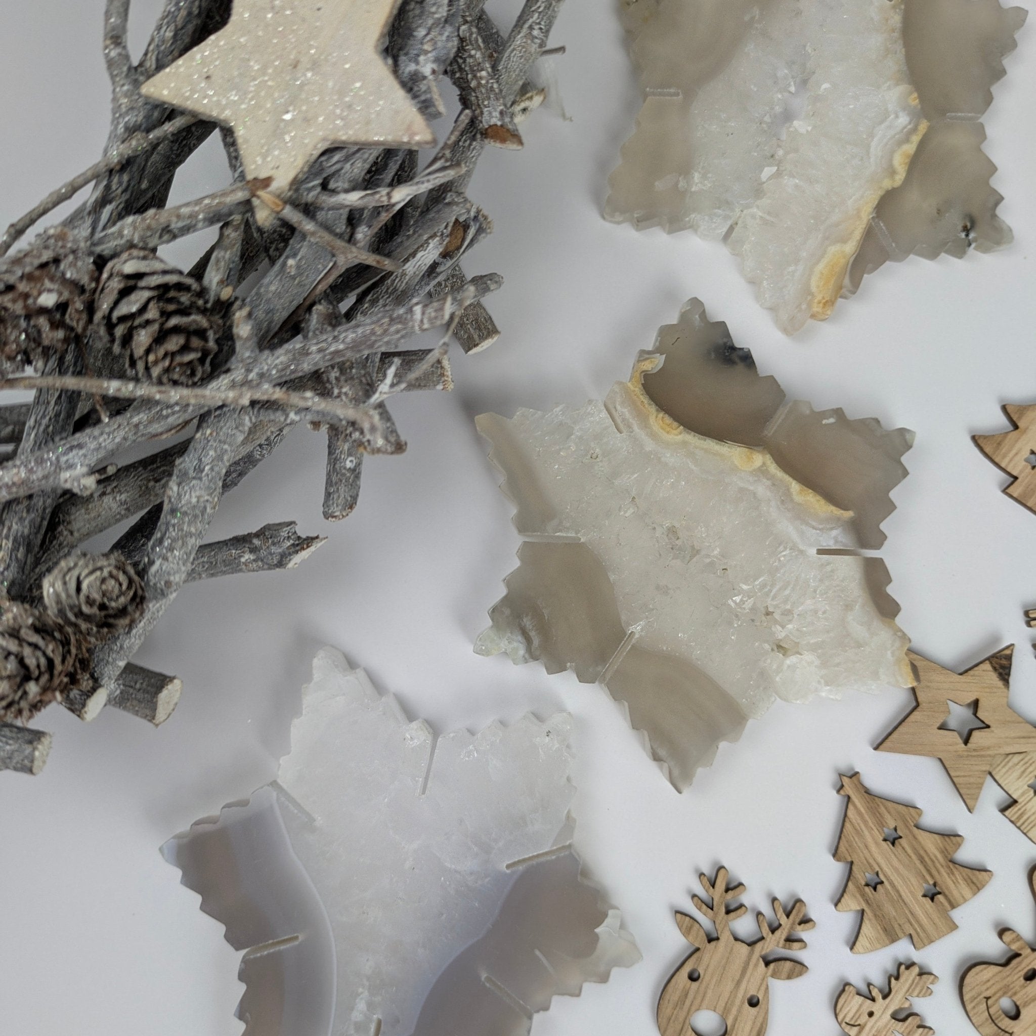 Agaatkwarts sneeuwvlok – curated crystal by Marga Jacobs | rust, symboliek en intuïtieve zelfzorg