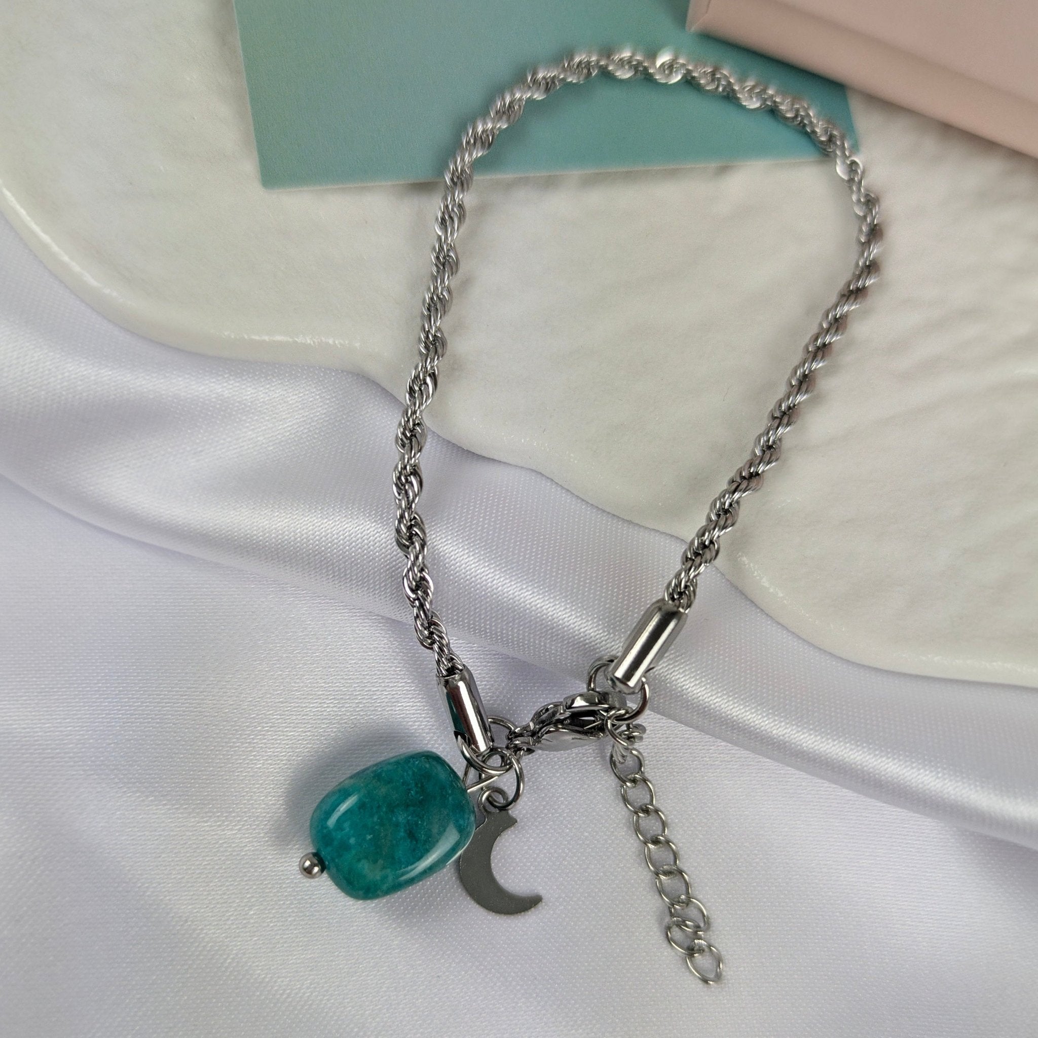 Amazoniet armband met maan | Uchu Reminders – curated crystal by Marga Jacobs | rust, symboliek en intuïtieve zelfzorg