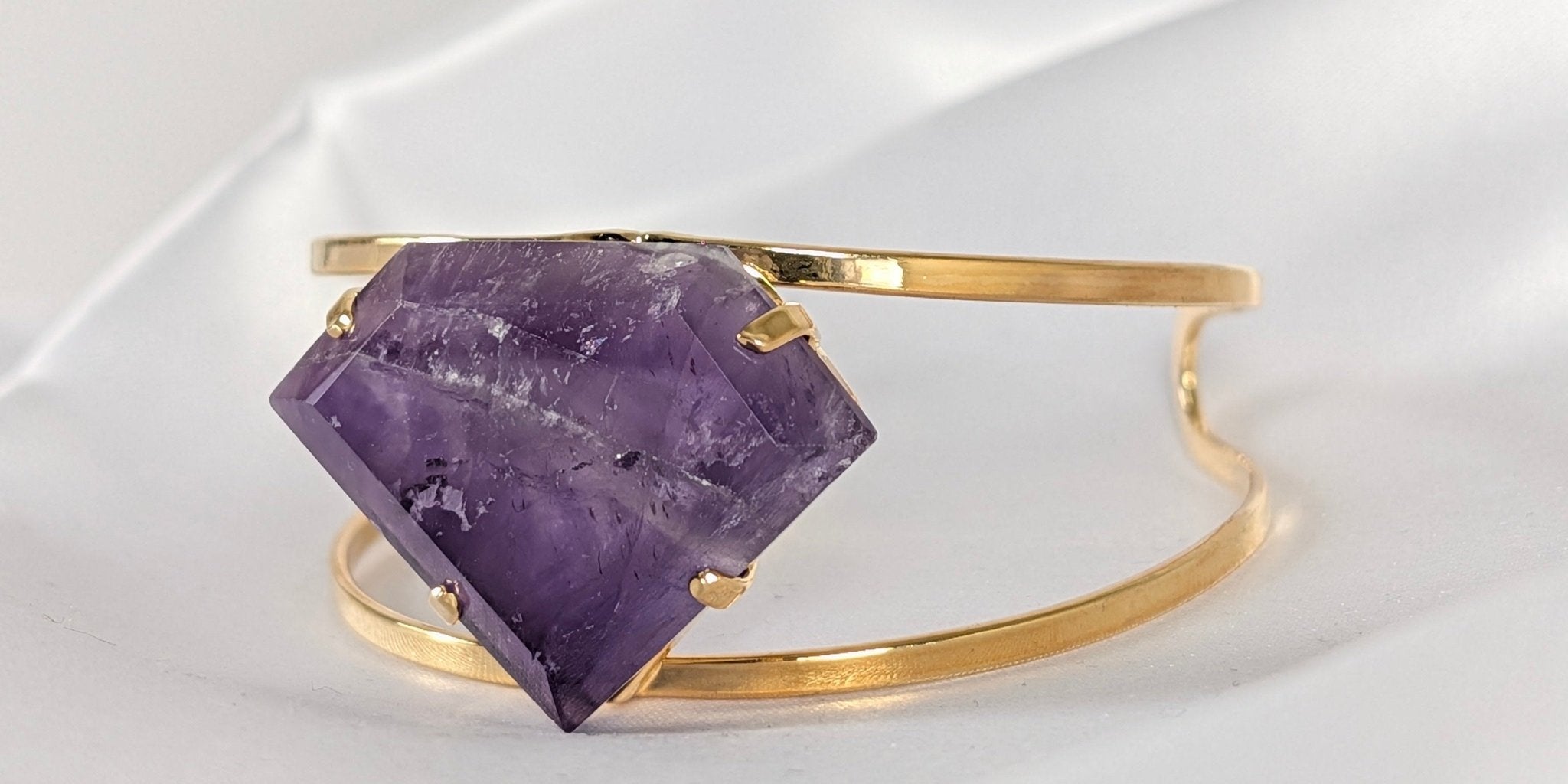 Amethist armband 1 – curated crystal by Marga Jacobs | rust, symboliek en intuïtieve zelfzorg