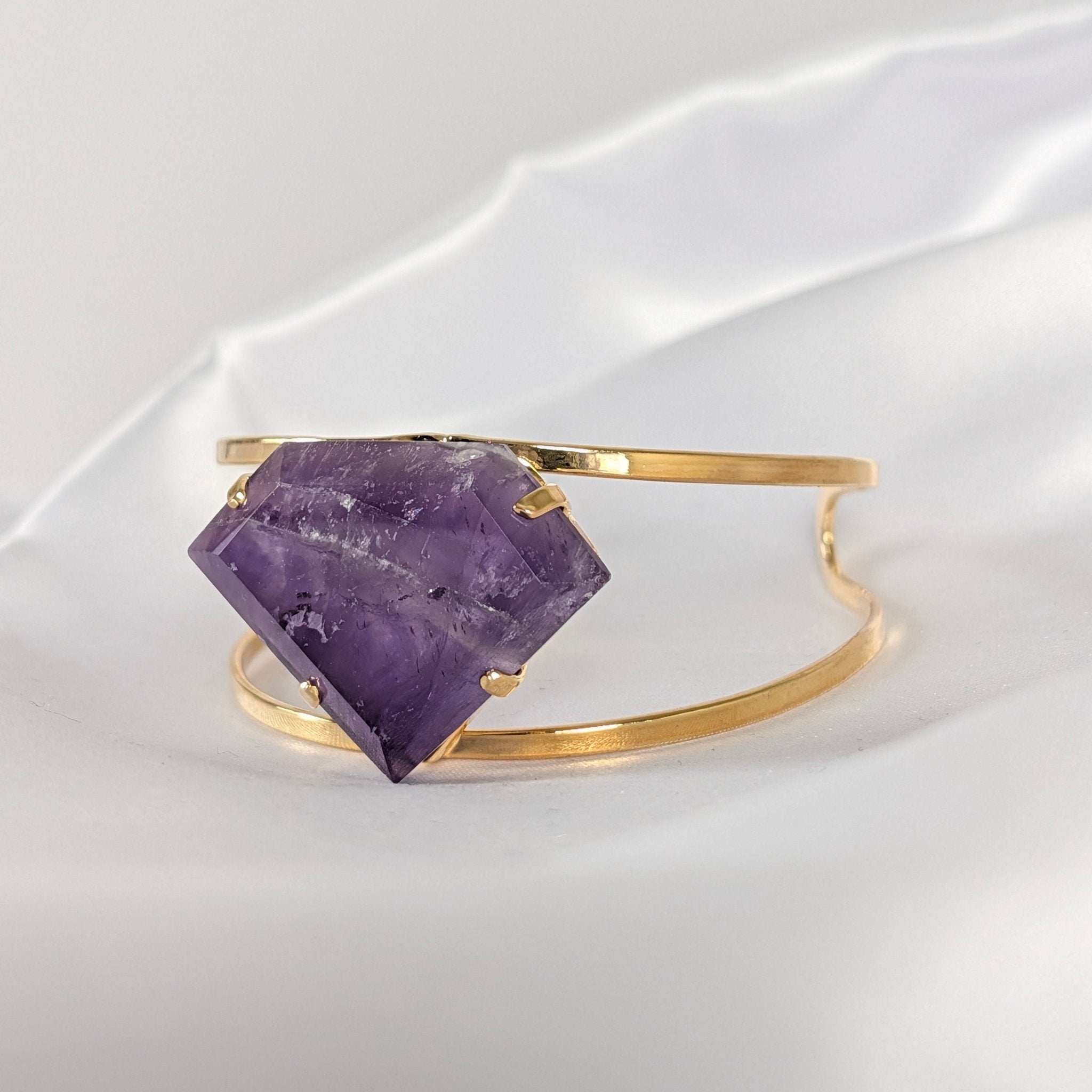 Amethist armband 1 – curated crystal by Marga Jacobs | rust, symboliek en intuïtieve zelfzorg