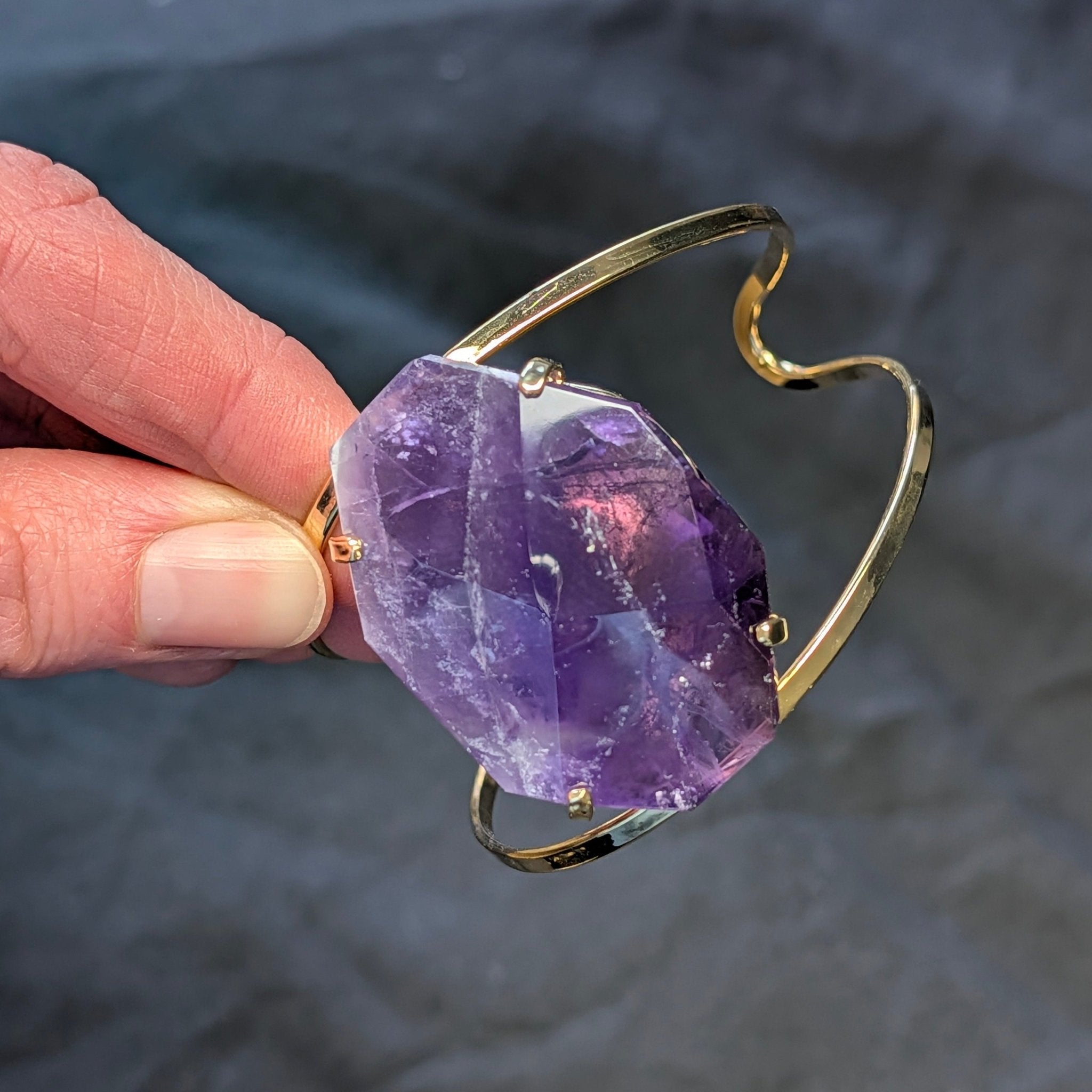 Amethist armband 10 – curated crystal by Marga Jacobs | rust, symboliek en intuïtieve zelfzorg