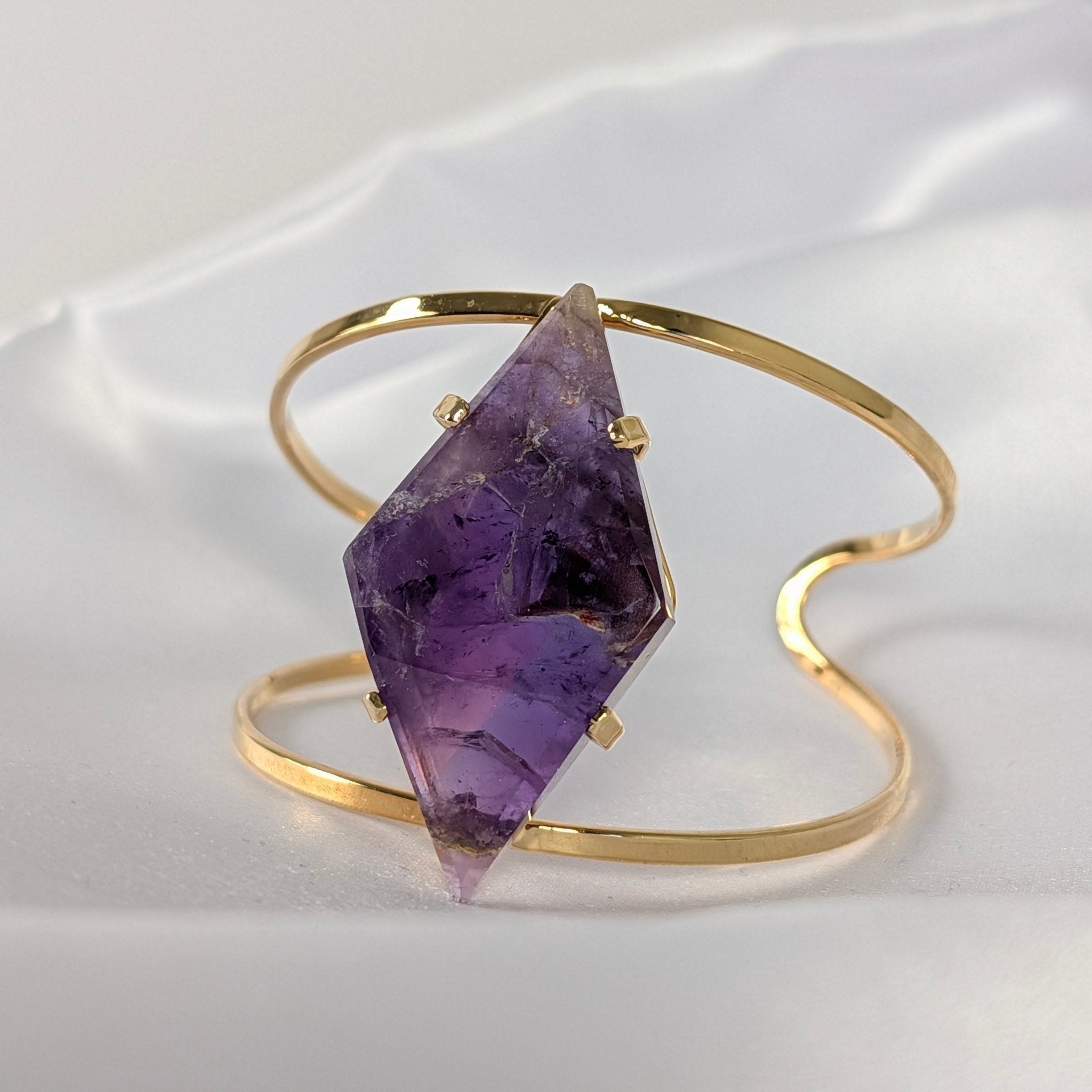 Amethist armband 5 – curated crystal by Marga Jacobs | rust, symboliek en intuïtieve zelfzorg