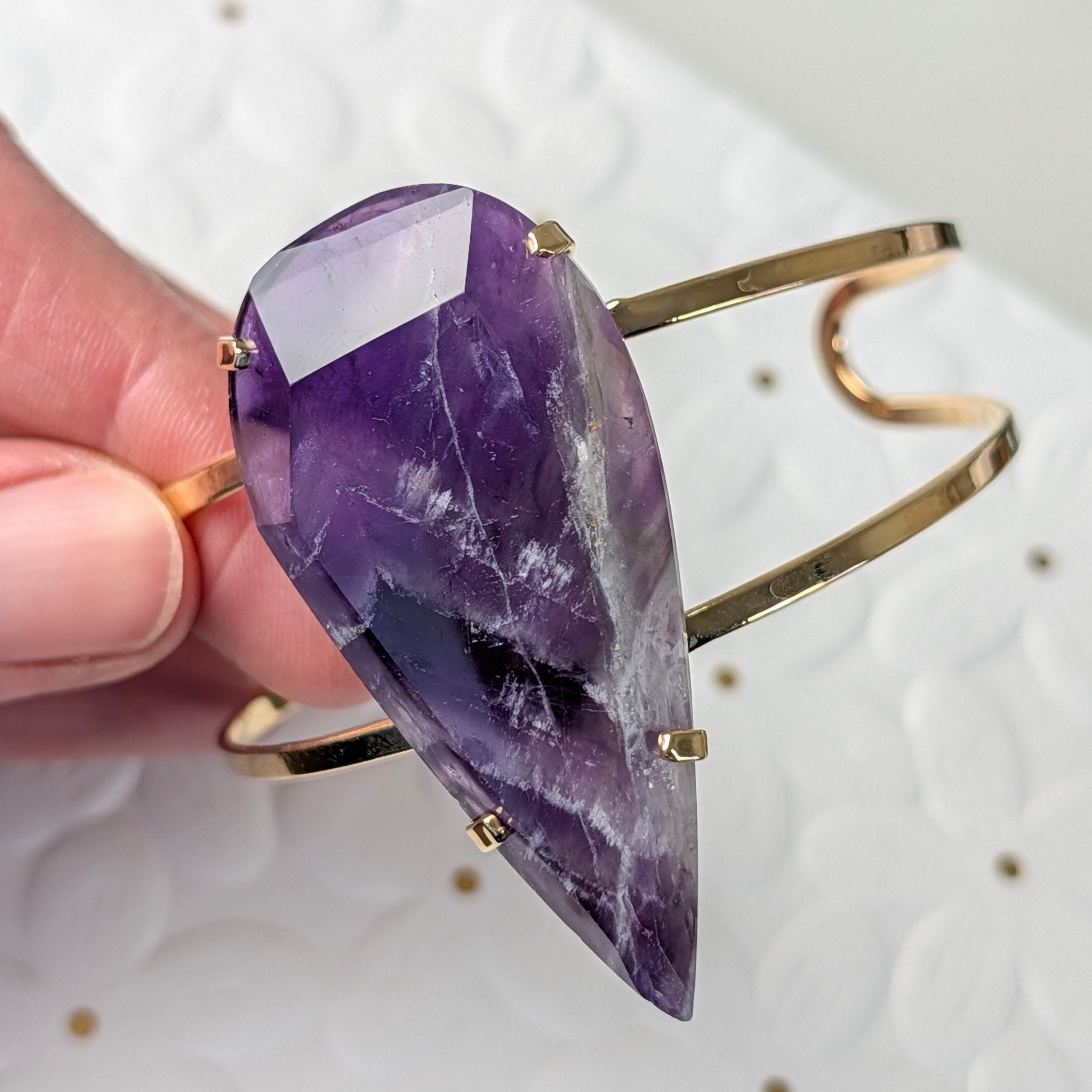 Amethist armband 6 – curated crystal by Marga Jacobs | rust, symboliek en intuïtieve zelfzorg