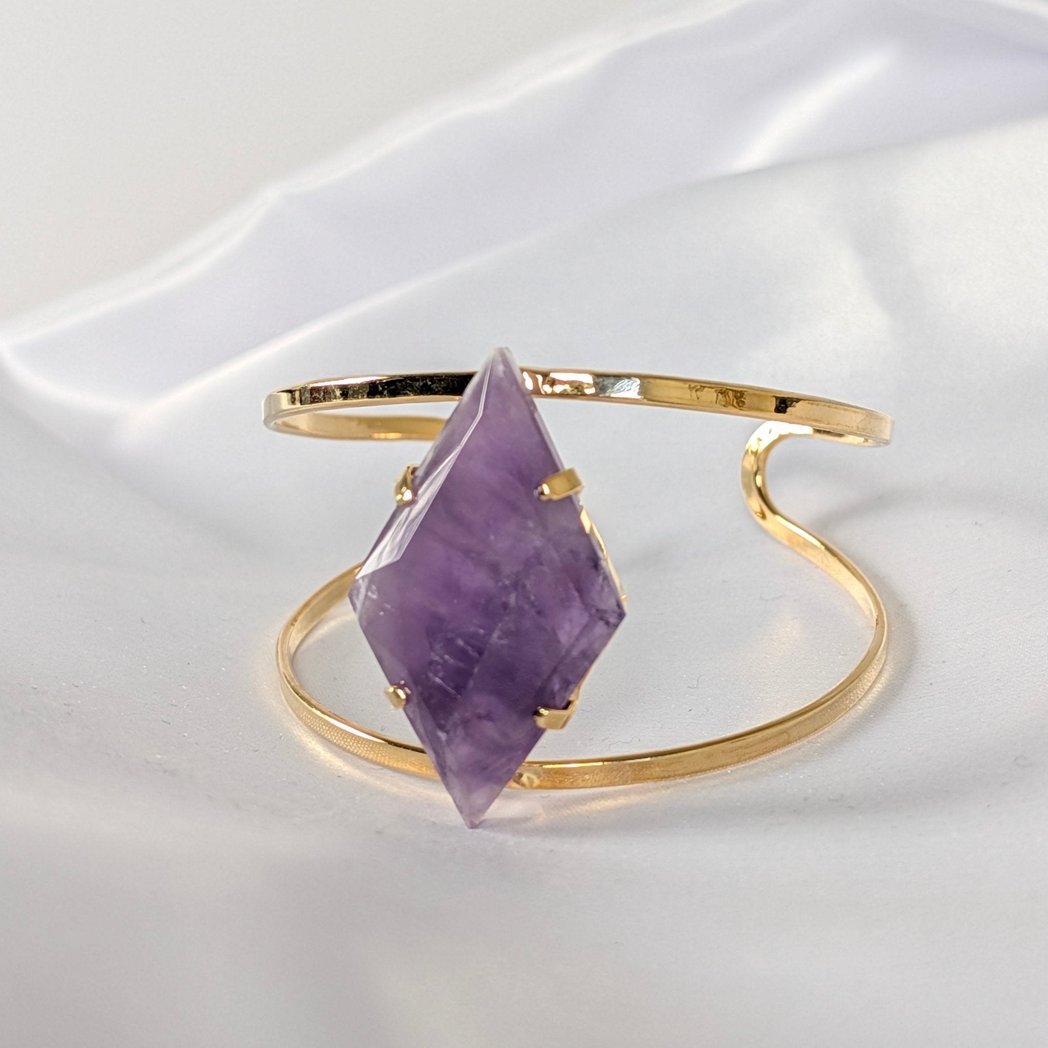 Amethist armband 9 – curated crystal by Marga Jacobs | rust, symboliek en intuïtieve zelfzorg
