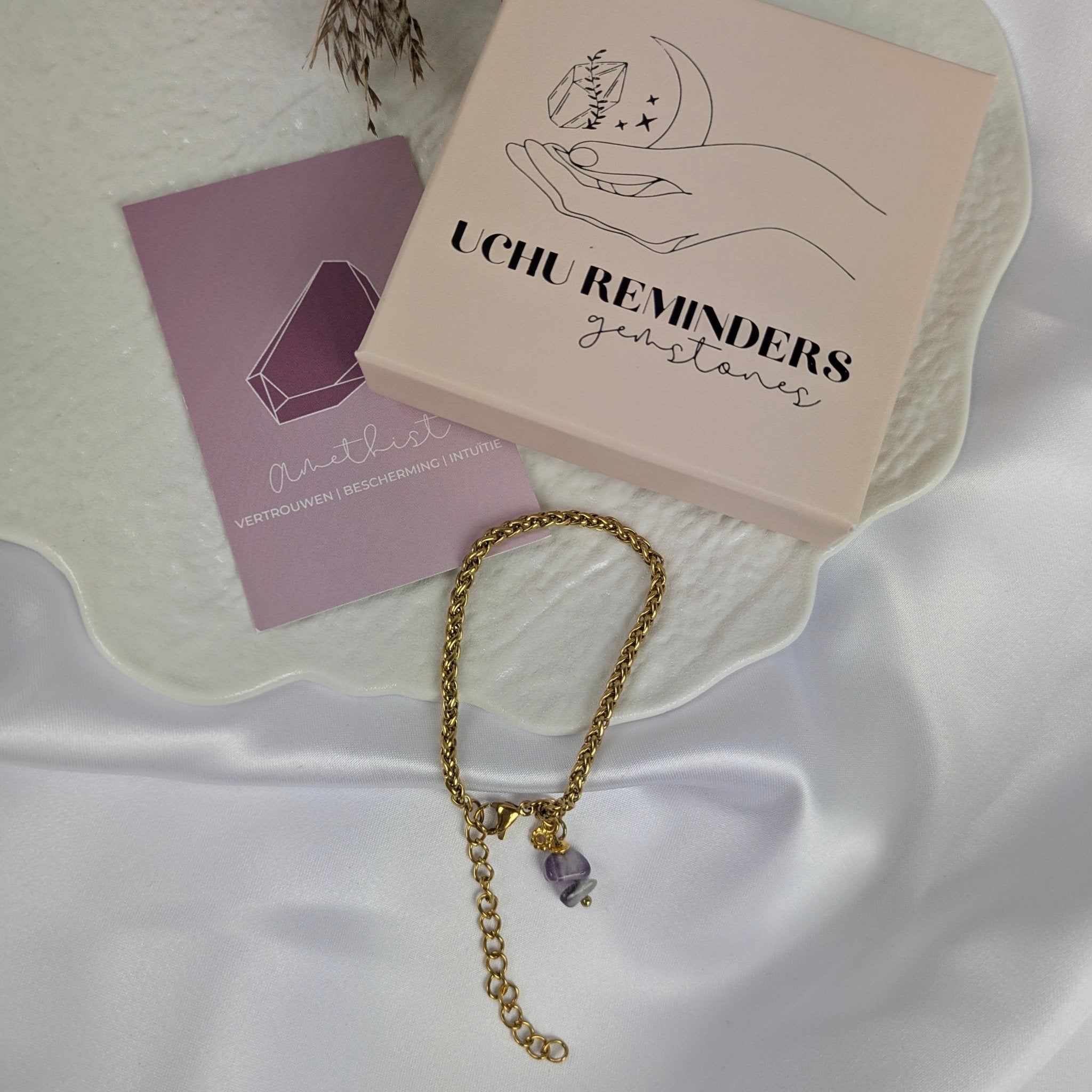 Amethist armband met bloemetje | Uchu Reminders – curated crystal by Marga Jacobs | rust, symboliek en intuïtieve zelfzorg