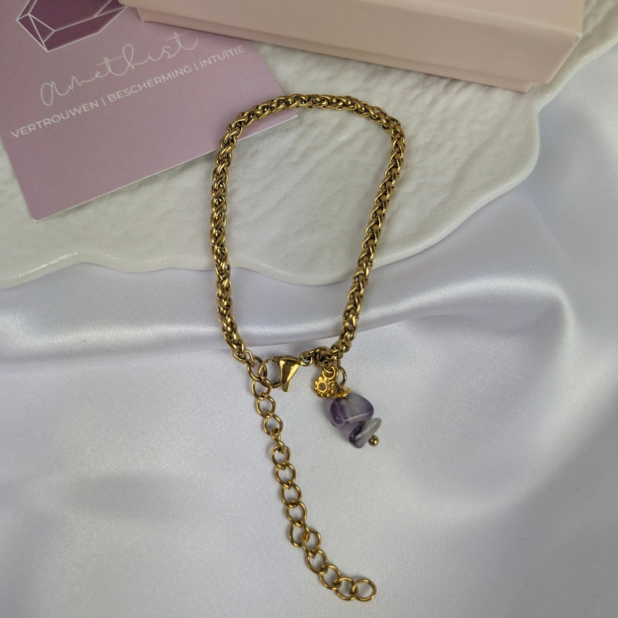 Amethist armband met bloemetje | Uchu Reminders – curated crystal by Marga Jacobs | rust, symboliek en intuïtieve zelfzorg
