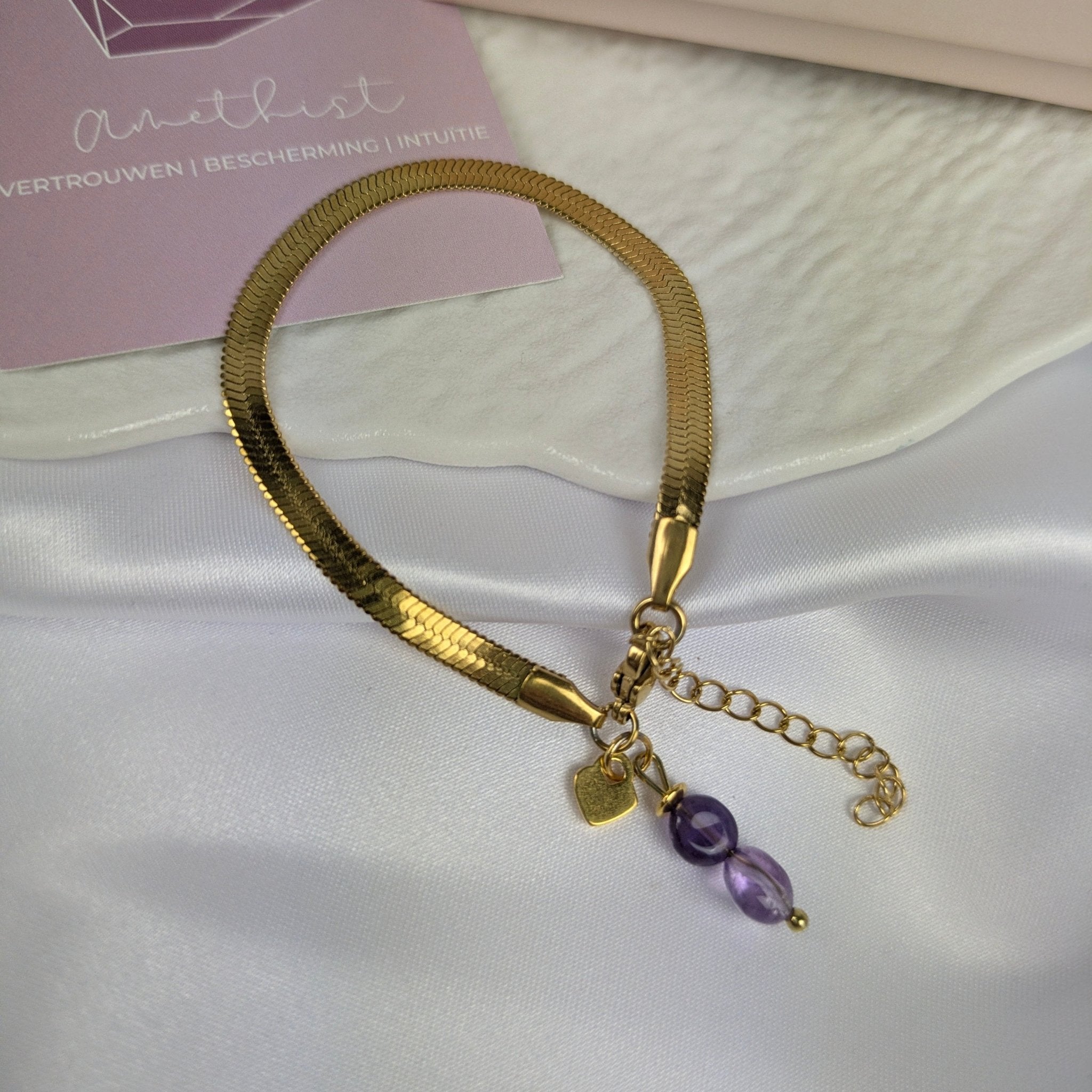 Amethist armband met hartje | Uchu Reminders – curated crystal by Marga Jacobs | rust, symboliek en intuïtieve zelfzorg