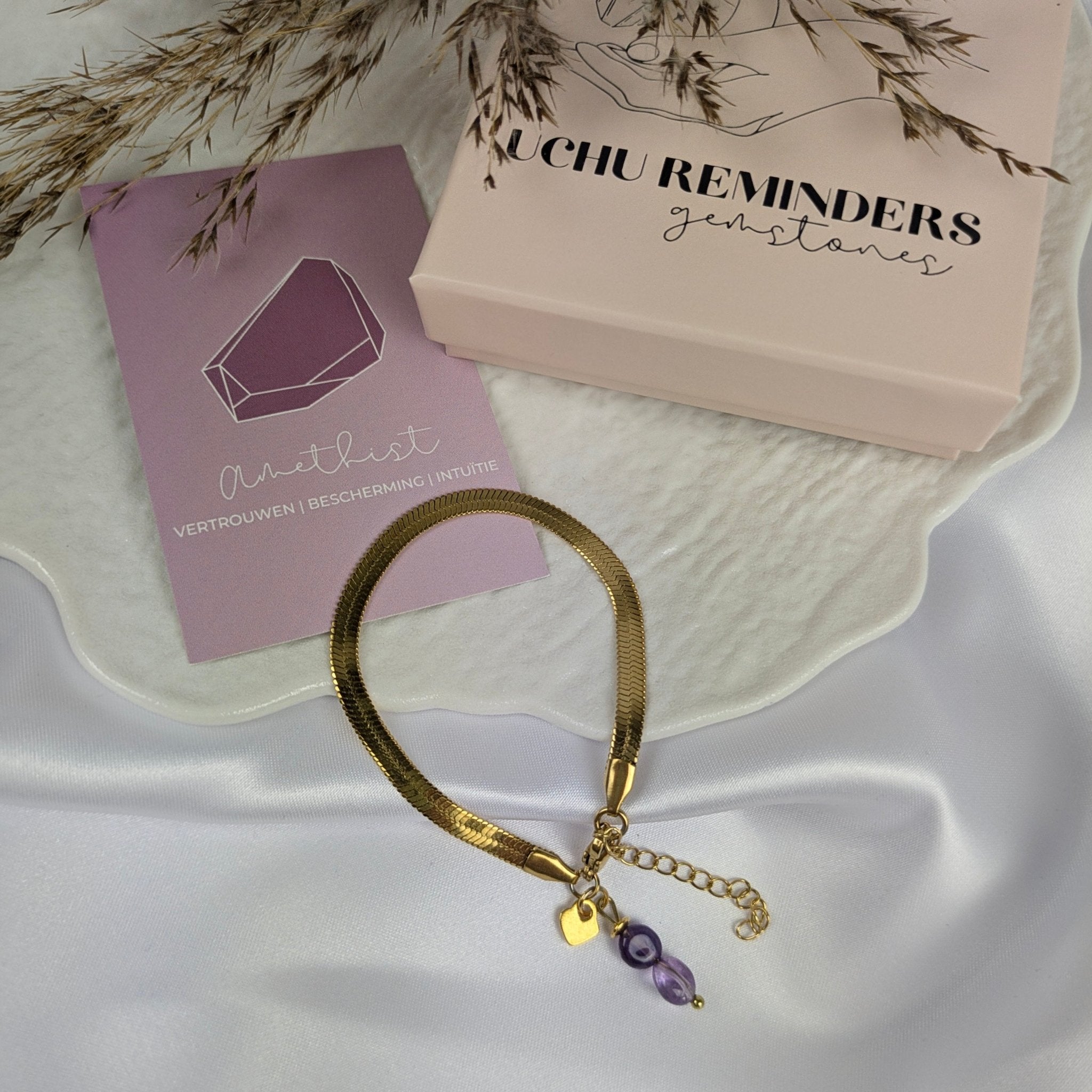 Amethist armband met hartje | Uchu Reminders – curated crystal by Marga Jacobs | rust, symboliek en intuïtieve zelfzorg