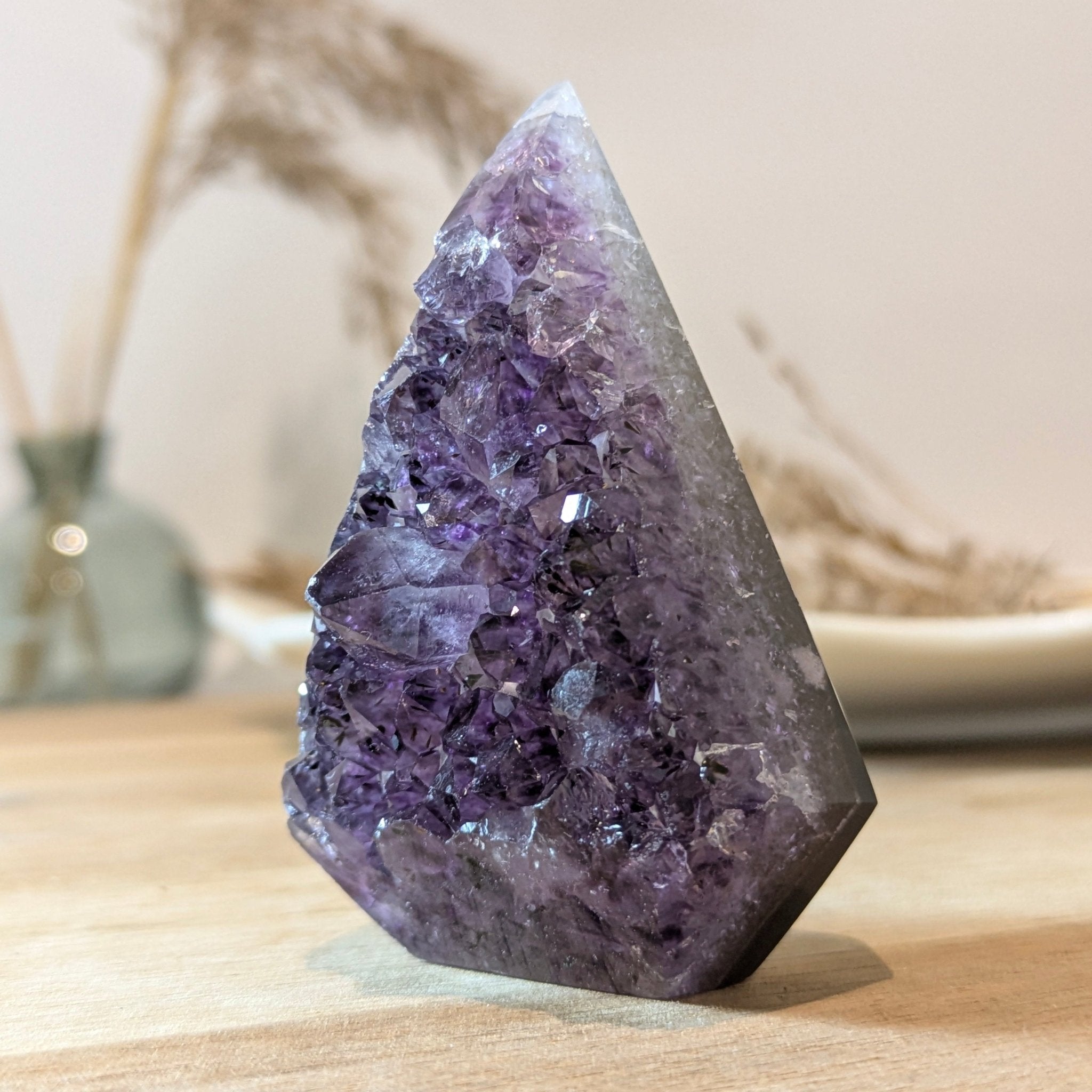 Amethist freeform | 112 g (Brazilië) – curated crystal by Marga Jacobs | rust, symboliek en intuïtieve zelfzorg