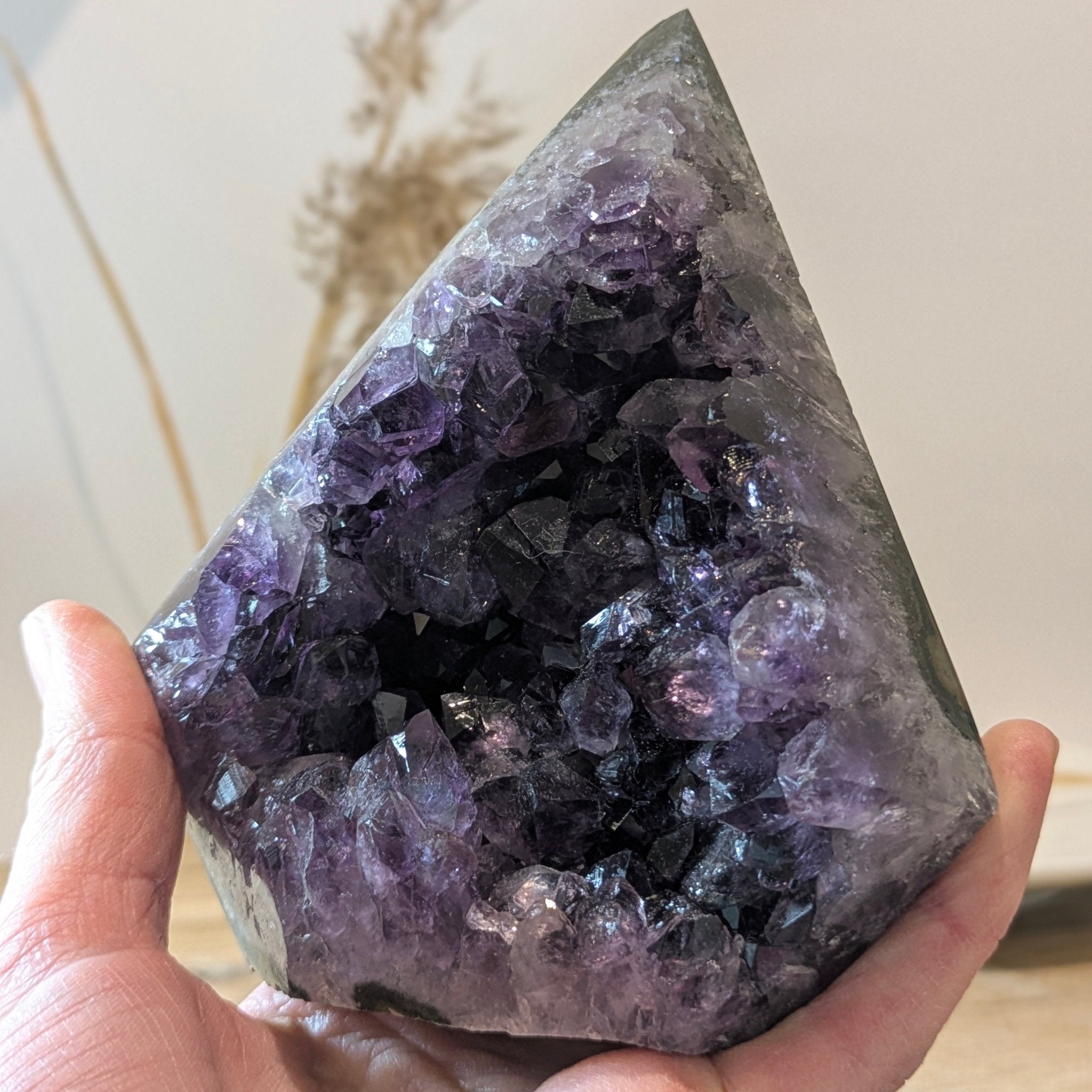 Amethist freeform | 915 g (Brazilië) – curated crystal by Marga Jacobs | rust, symboliek en intuïtieve zelfzorg