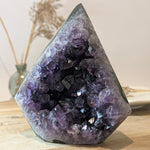 Amethist freeform | 915 g (Brazilië) – curated crystal by Marga Jacobs | rust, symboliek en intuïtieve zelfzorg