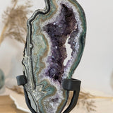 Amethist portaal op standaard | 355 g (Brazilië) – curated crystal by Marga Jacobs | rust, symboliek en intuïtieve zelfzorg