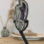 Amethist portaal op standaard | 355 g (Brazilië) – curated crystal by Marga Jacobs | rust, symboliek en intuïtieve zelfzorg