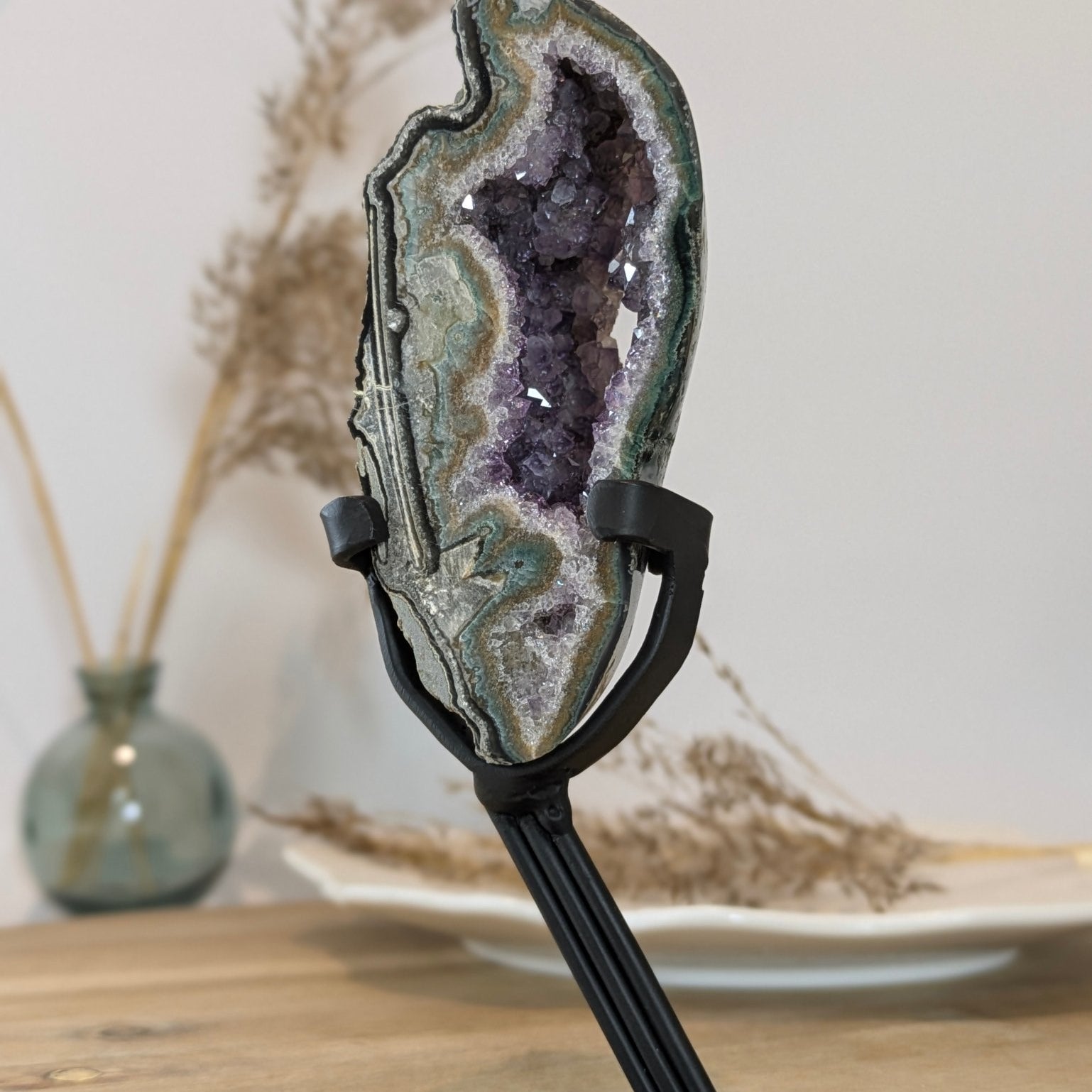 Amethist portaal op standaard | 355 g (Brazilië) – curated crystal by Marga Jacobs | rust, symboliek en intuïtieve zelfzorg