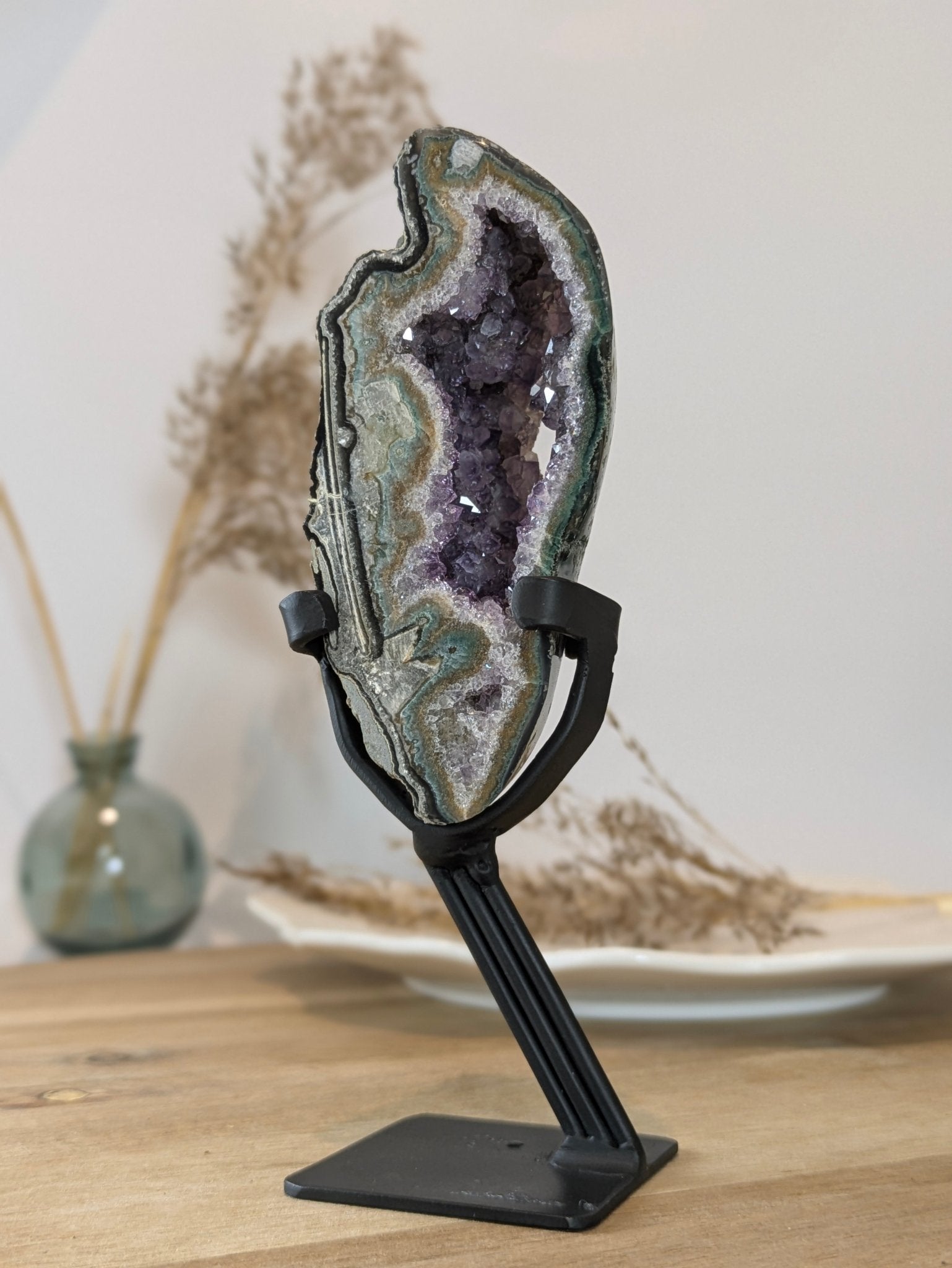 Amethist portaal op standaard | 355 g (Brazilië) – curated crystal by Marga Jacobs | rust, symboliek en intuïtieve zelfzorg