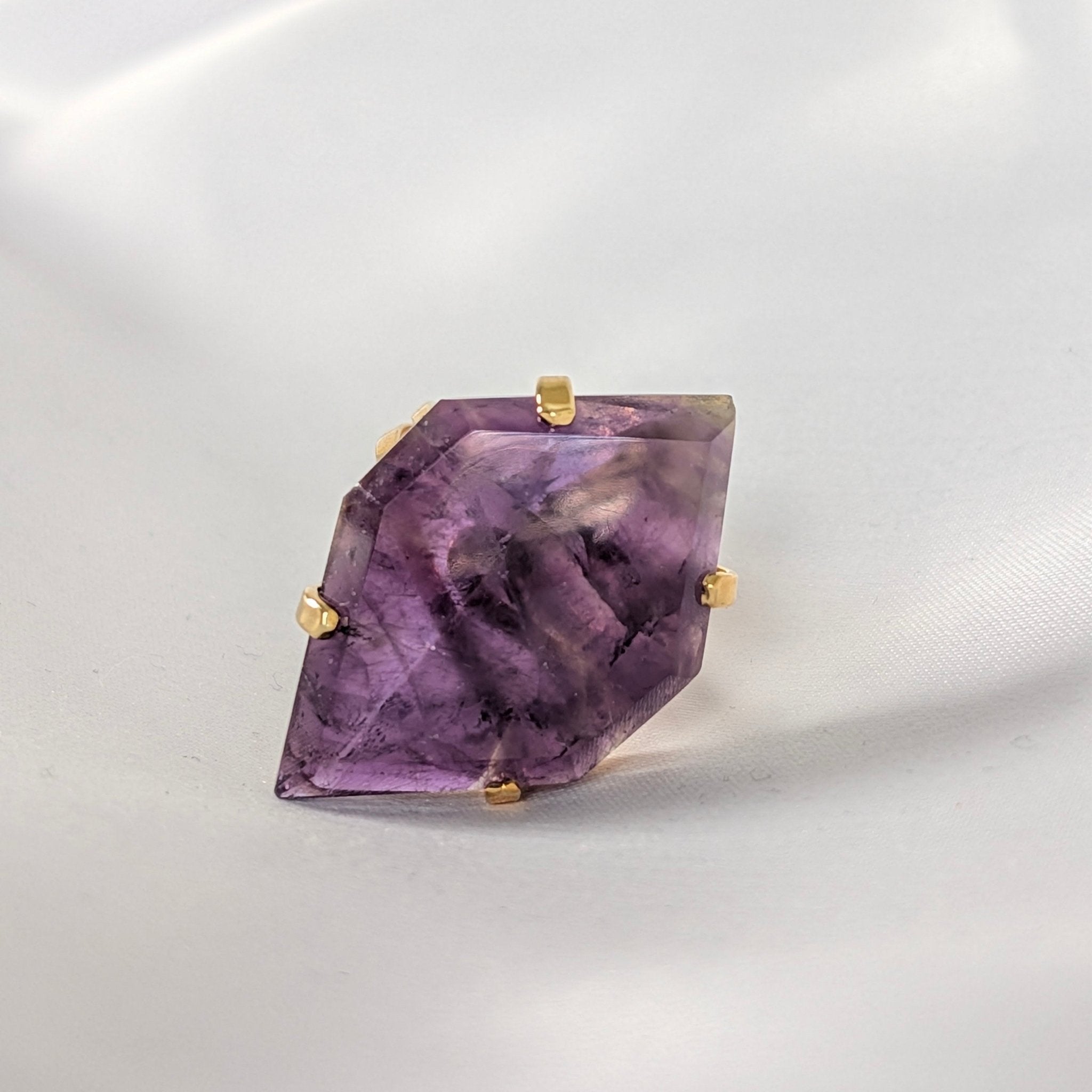 Amethist ring 1 – curated crystal by Marga Jacobs | rust, symboliek en intuïtieve zelfzorg