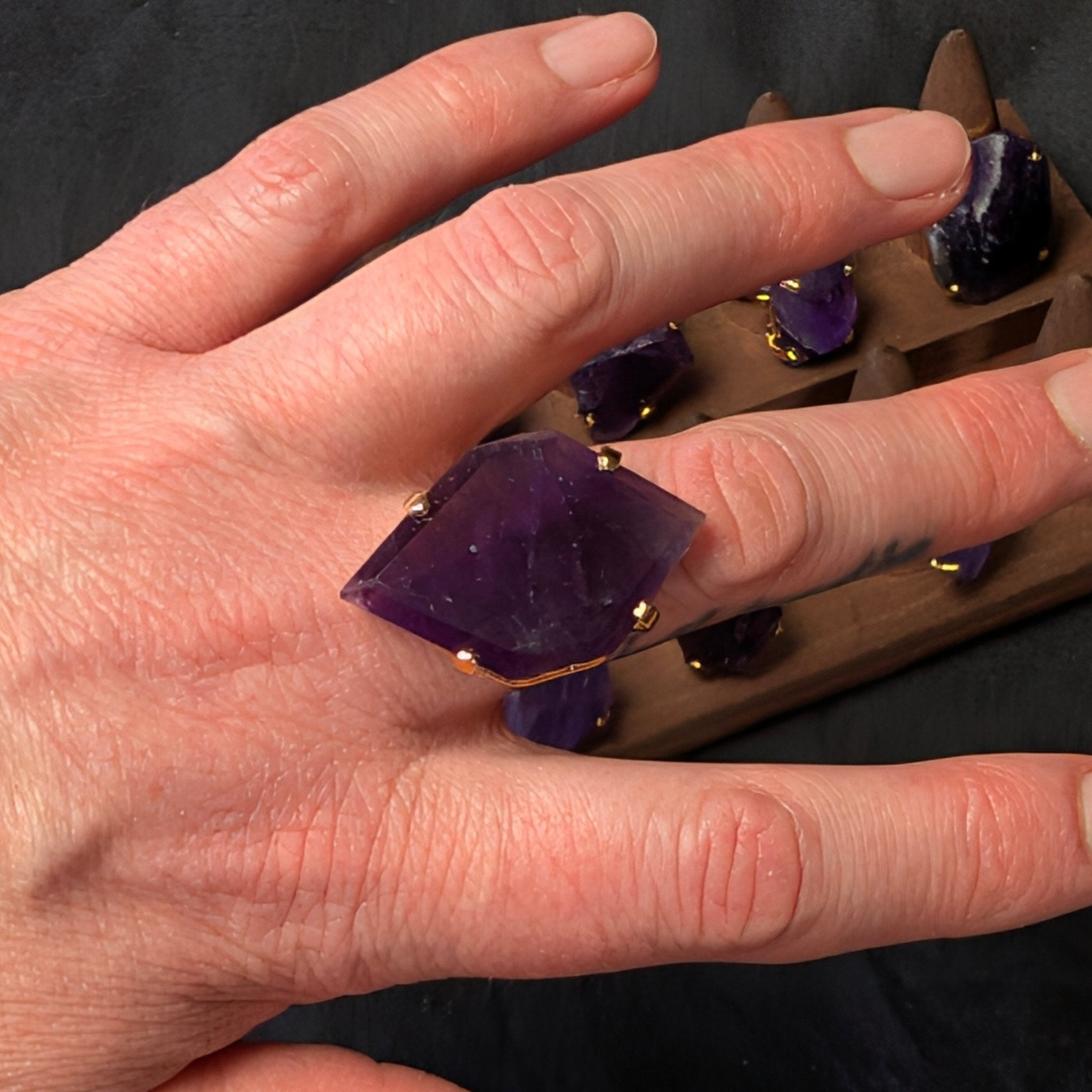 Amethist ring 1 – curated crystal by Marga Jacobs | rust, symboliek en intuïtieve zelfzorg