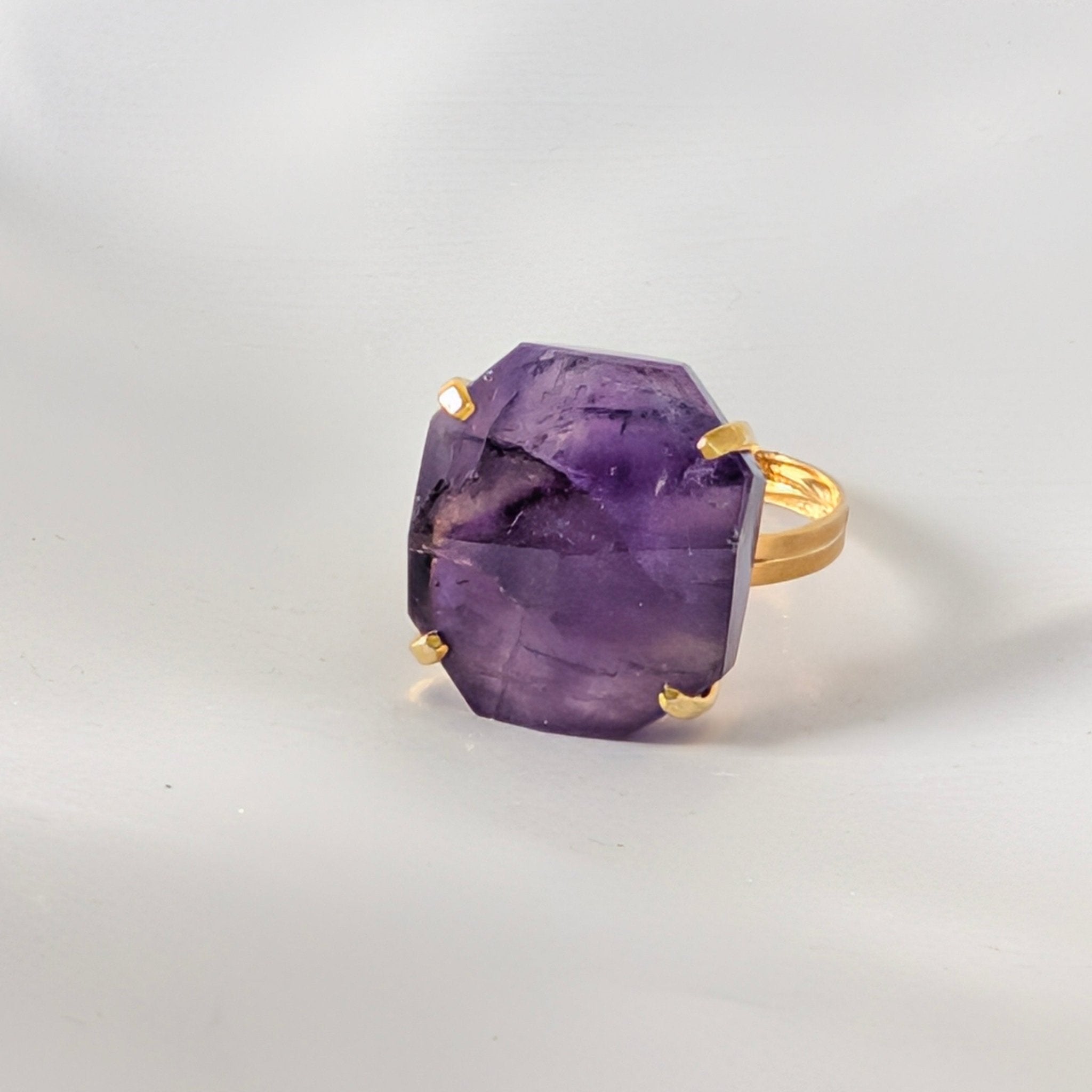 Amethist ring 2 – curated crystal by Marga Jacobs | rust, symboliek en intuïtieve zelfzorg