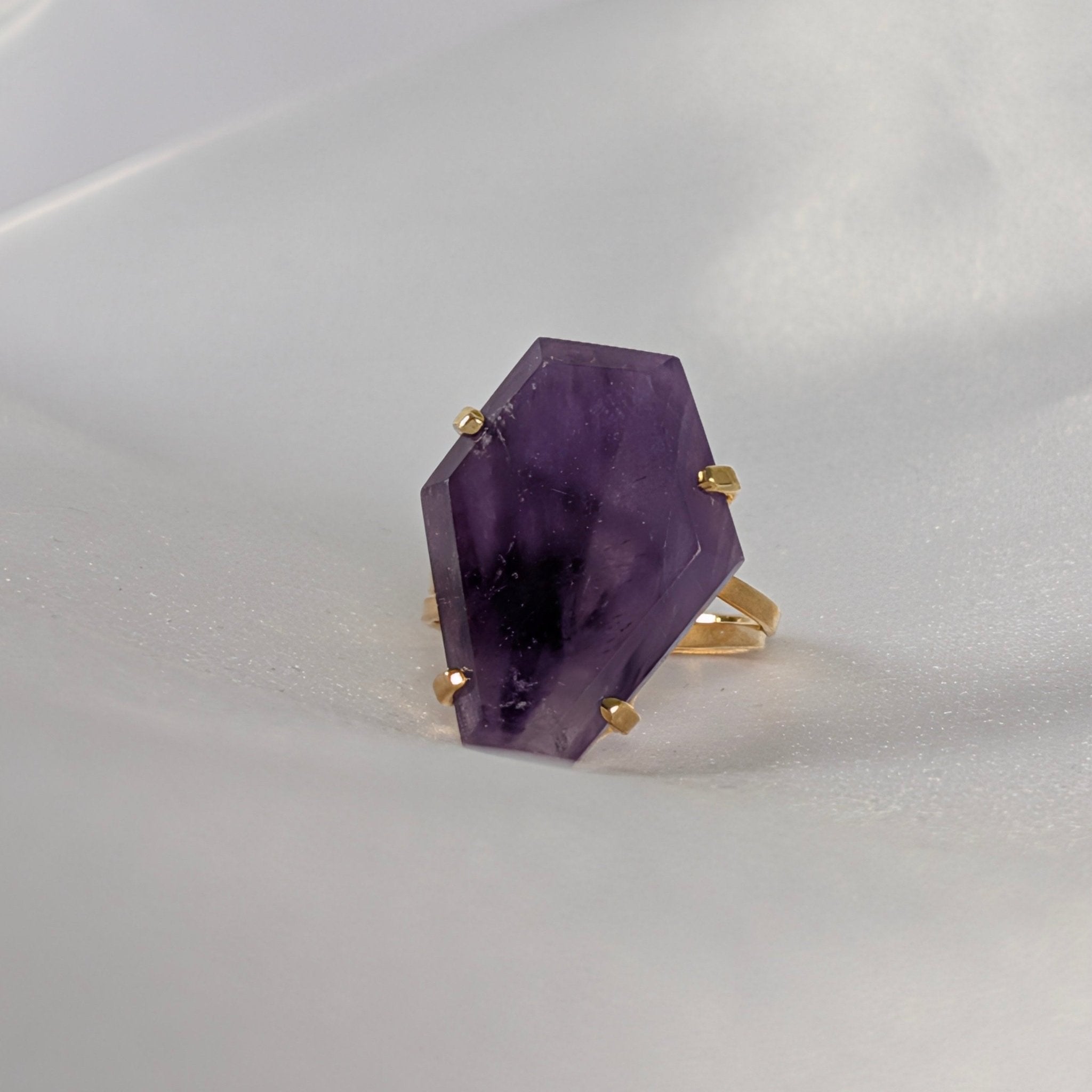 Amethist ring 3 – curated crystal by Marga Jacobs | rust, symboliek en intuïtieve zelfzorg