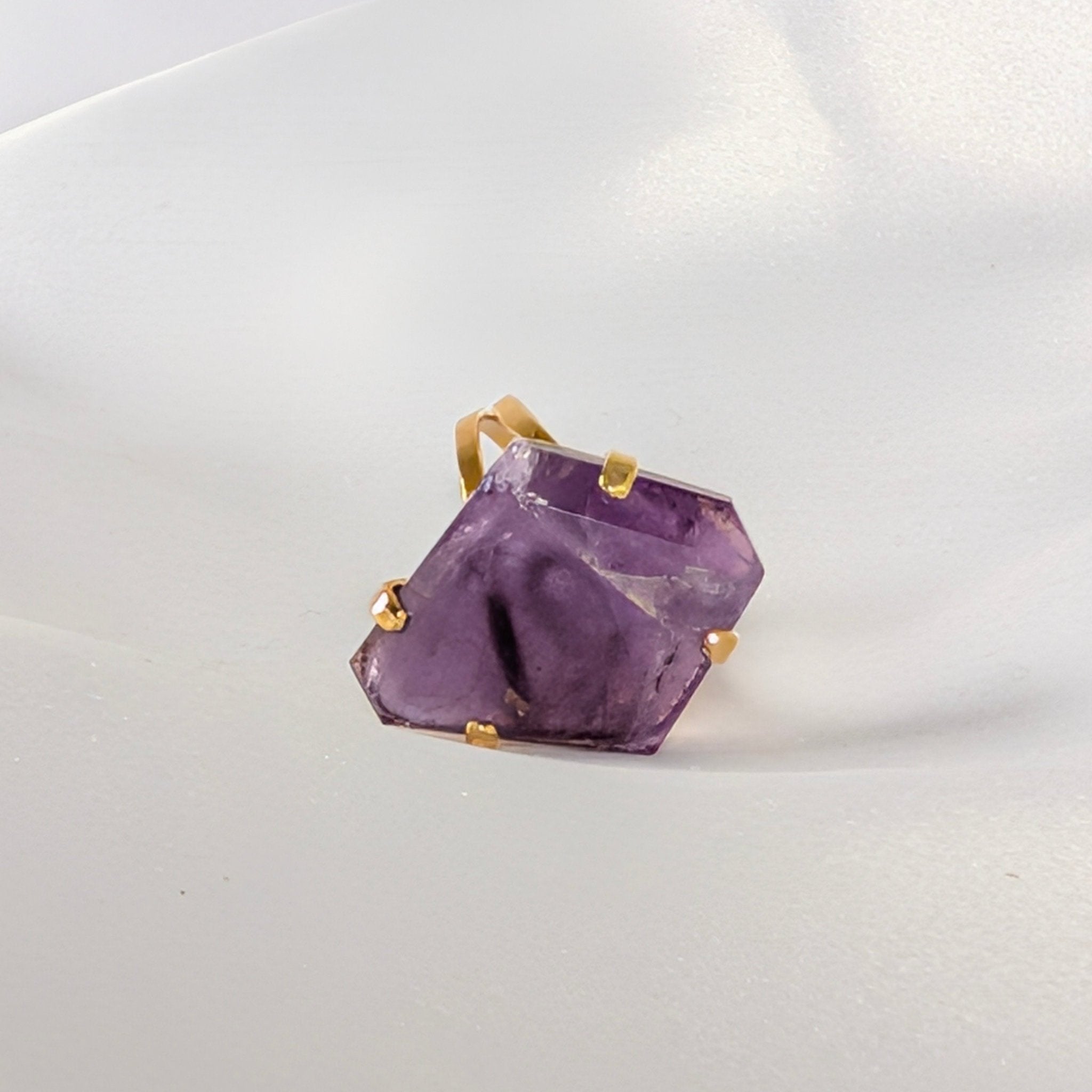 Amethist ring 4 – curated crystal by Marga Jacobs | rust, symboliek en intuïtieve zelfzorg