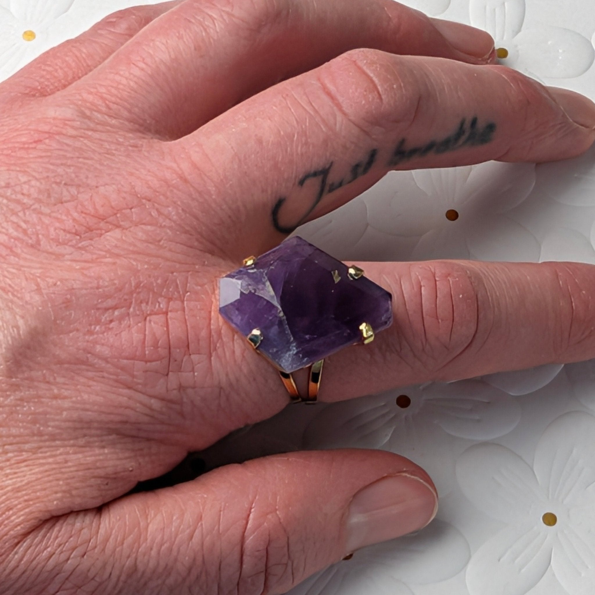 Amethist ring 4 – curated crystal by Marga Jacobs | rust, symboliek en intuïtieve zelfzorg